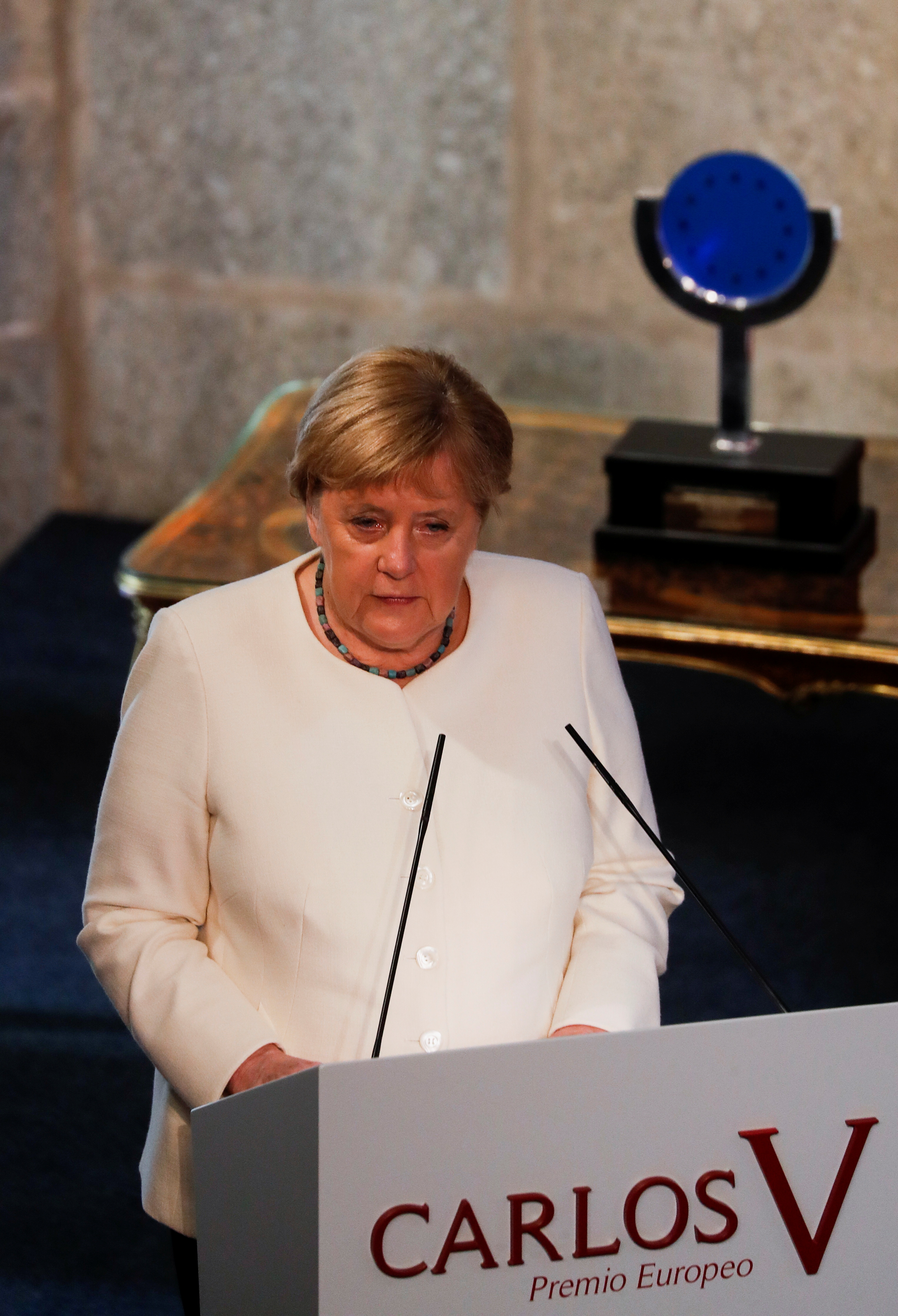 La canciller alemana Angela Merkel pronuncia un discurso, a su llegada para recibir el "Premio Europeo Carlos V" en el Monasterio de Yuste, en la región occidental española de Cáceres, el 14 de octubre de 2021. REUTERS / Susana Vera