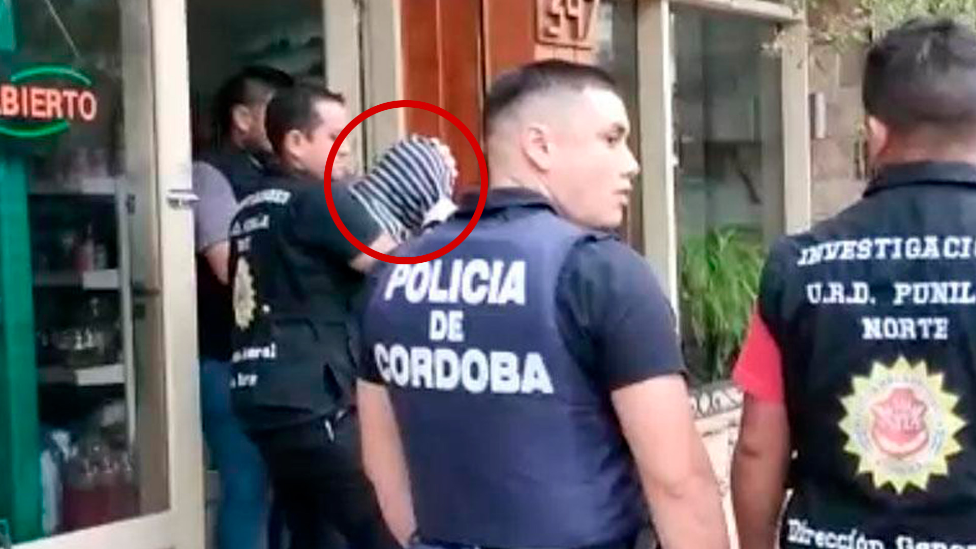 Encapuchado y esposado: así se llevaban detenido a Miguel Cáceres este lunes (Foto/ Canal 11 La Cumbre)