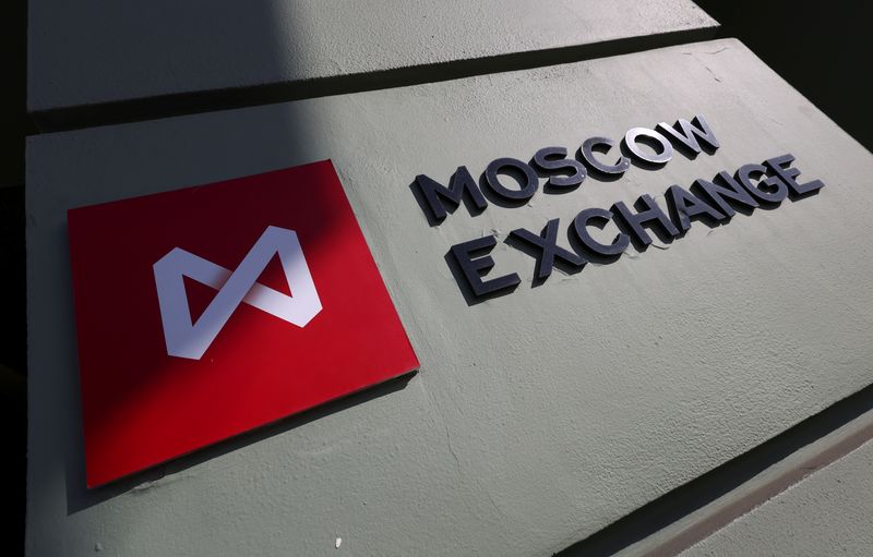 FOTO DE ARCHIVO: El logotipo fuera de la oficina de la Bolsa de Moscú en la capital de Moscú, Rusia 24 de marzo de 2022. REUTERS/Maxim Shemetov