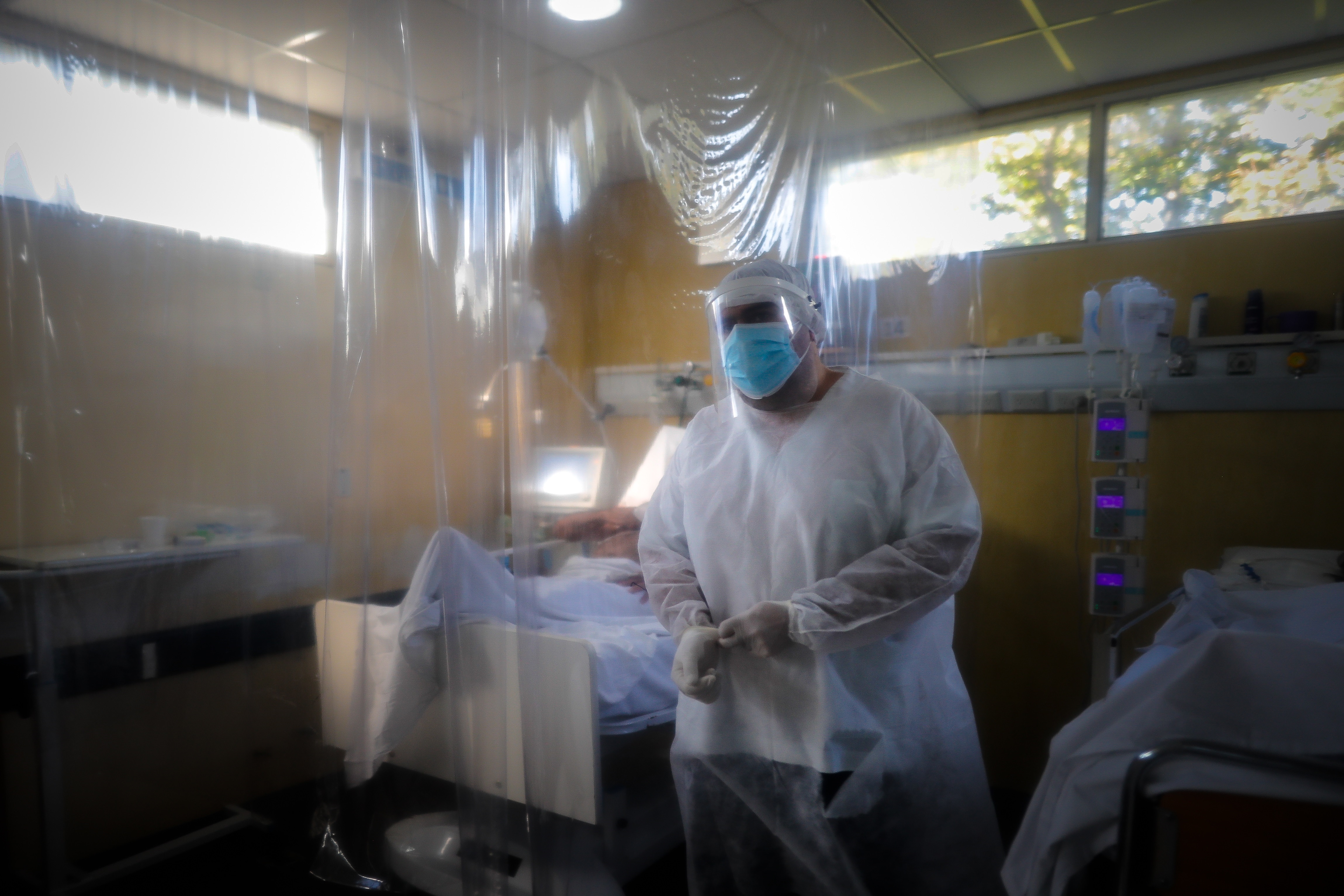 El objetivo de trabajo fue describir las características epidemiológicas, manifestaciones clínicas, tratamientos, complicaciones y factores de riesgo, necesidad de admisión a unidades de cuidados críticos y mortalidad. EFE/Juan Ignacio Roncoroni/Archivo