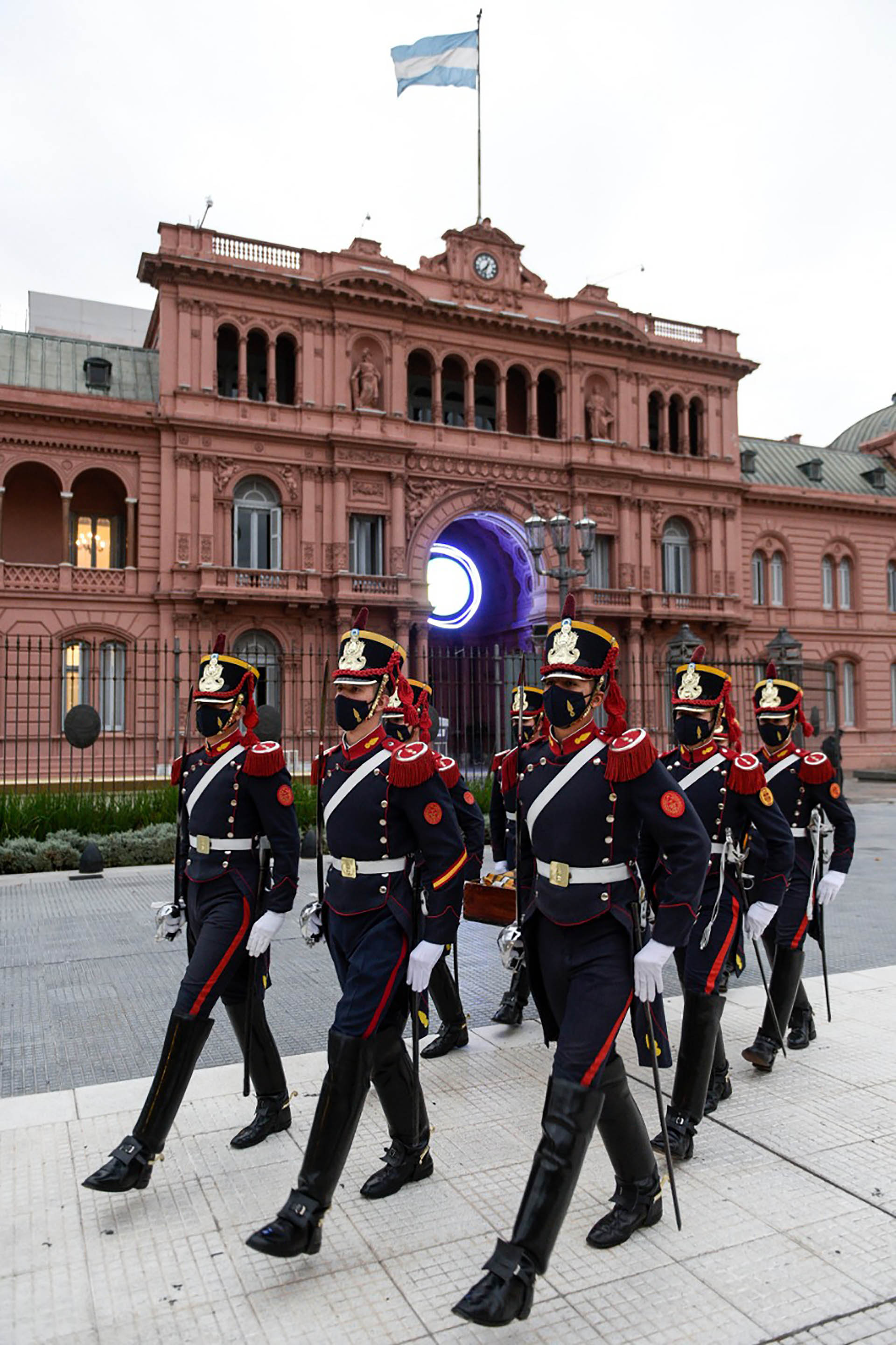 Los barbijos de los granaderos fueron confeccionados por el mismo Ejército