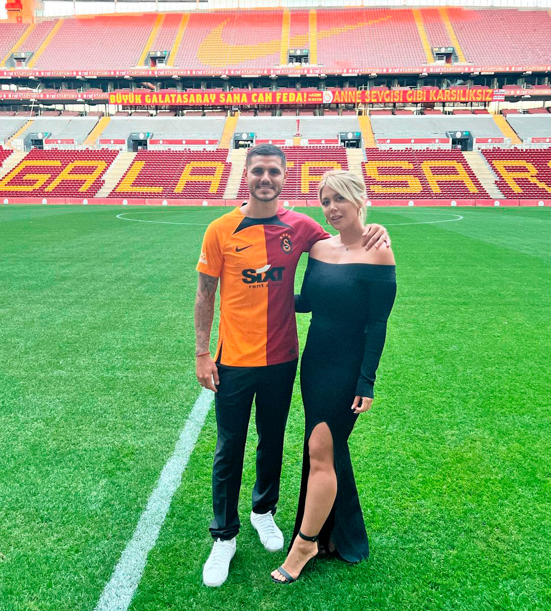 Mauro Icardi y Wanda Nara en el estadio del Galatasaray (@mauroicardi)
