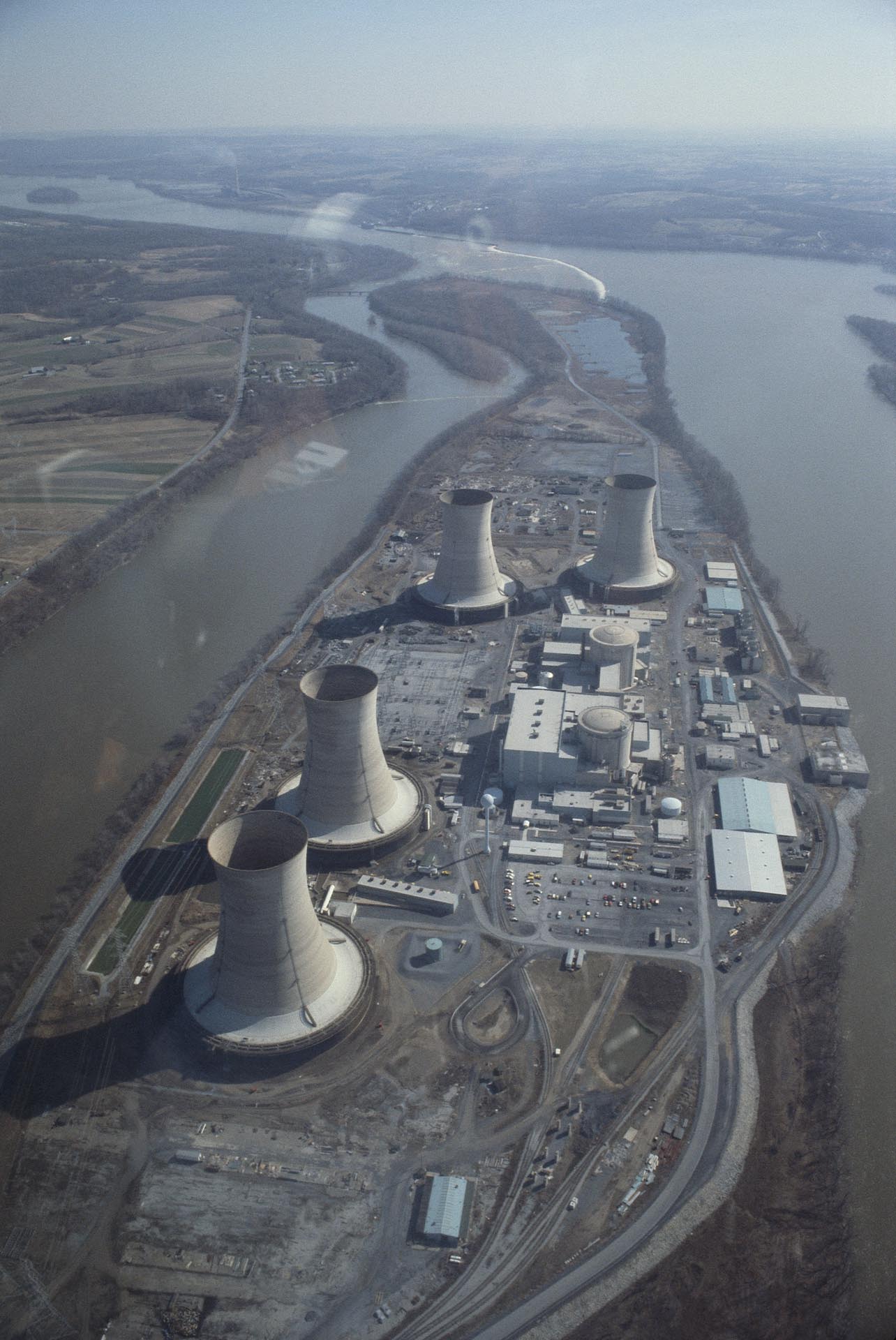 Una vista aérea de la planta nuclear de Three Mile Island en el medio del río Susquehanna, durante el desastre nuclear de 1979 (Wally McNamee/Corbis via Getty Images)