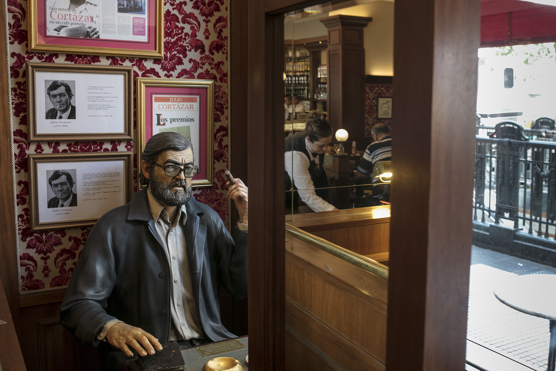 Una escultura de Cortázar en el café notable London City, en el centro porteño, presente en el libro "Los premios".  Foto Ricardo Ceppi.