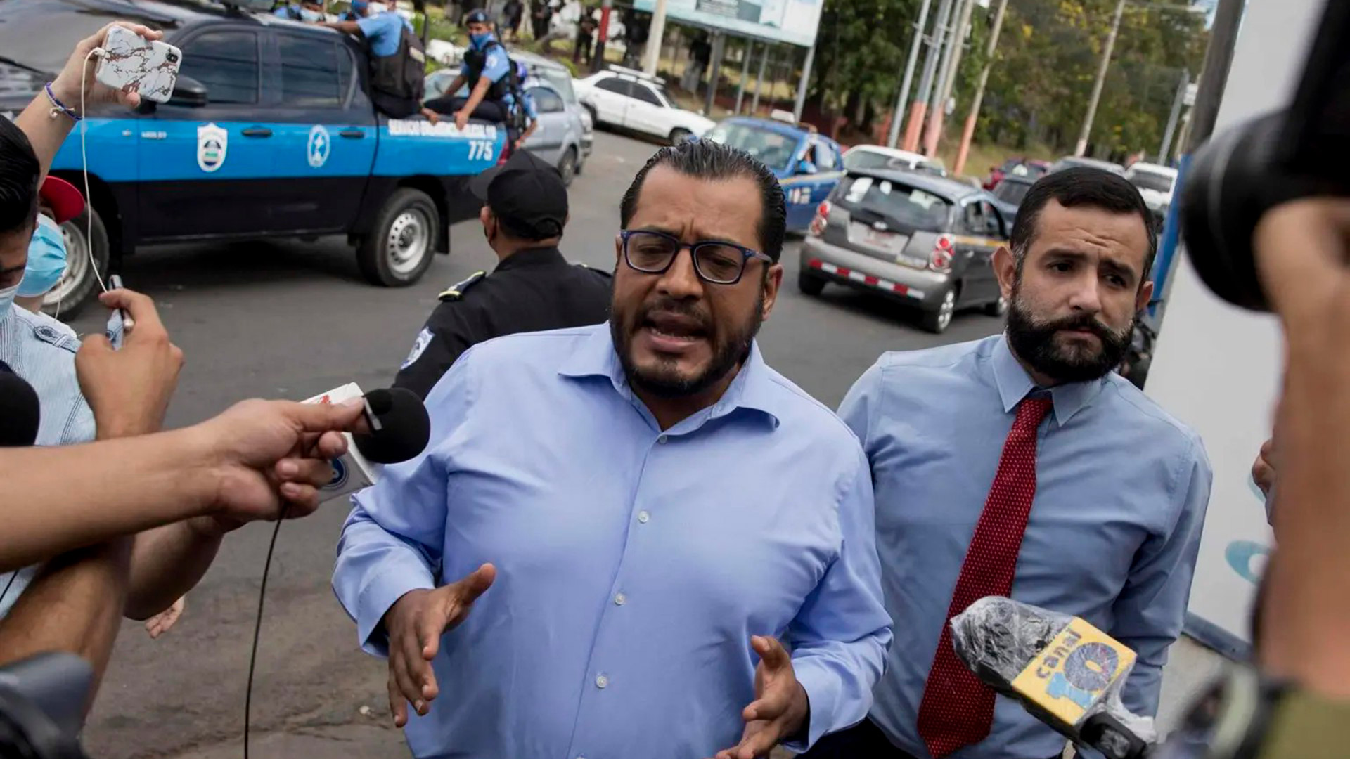 El opositor Félix Maradiaga junto a su abogado, Roger Reyes, dan declaraciones a los periodistas el pasado 8 de junio a su salida del Ministerio Público. Ambos fueron detenidos en diferentes momentos. (Foto EFE)