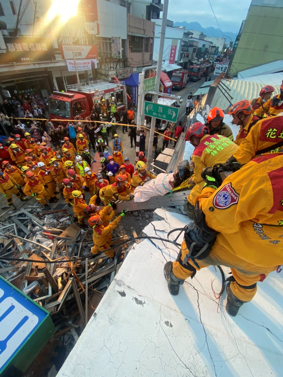 Los bomberos rescatan a una persona en el sitio donde un edificio se derrumbó después de un terremoto de magnitud 6,8, en Yuli, condado de Hualien, Taiwán, 18 de septiembre de 2022. Centro de Operaciones de Emergencia Central del Terremoto 0918 de Taiwán/Folleto a través de REUTERS