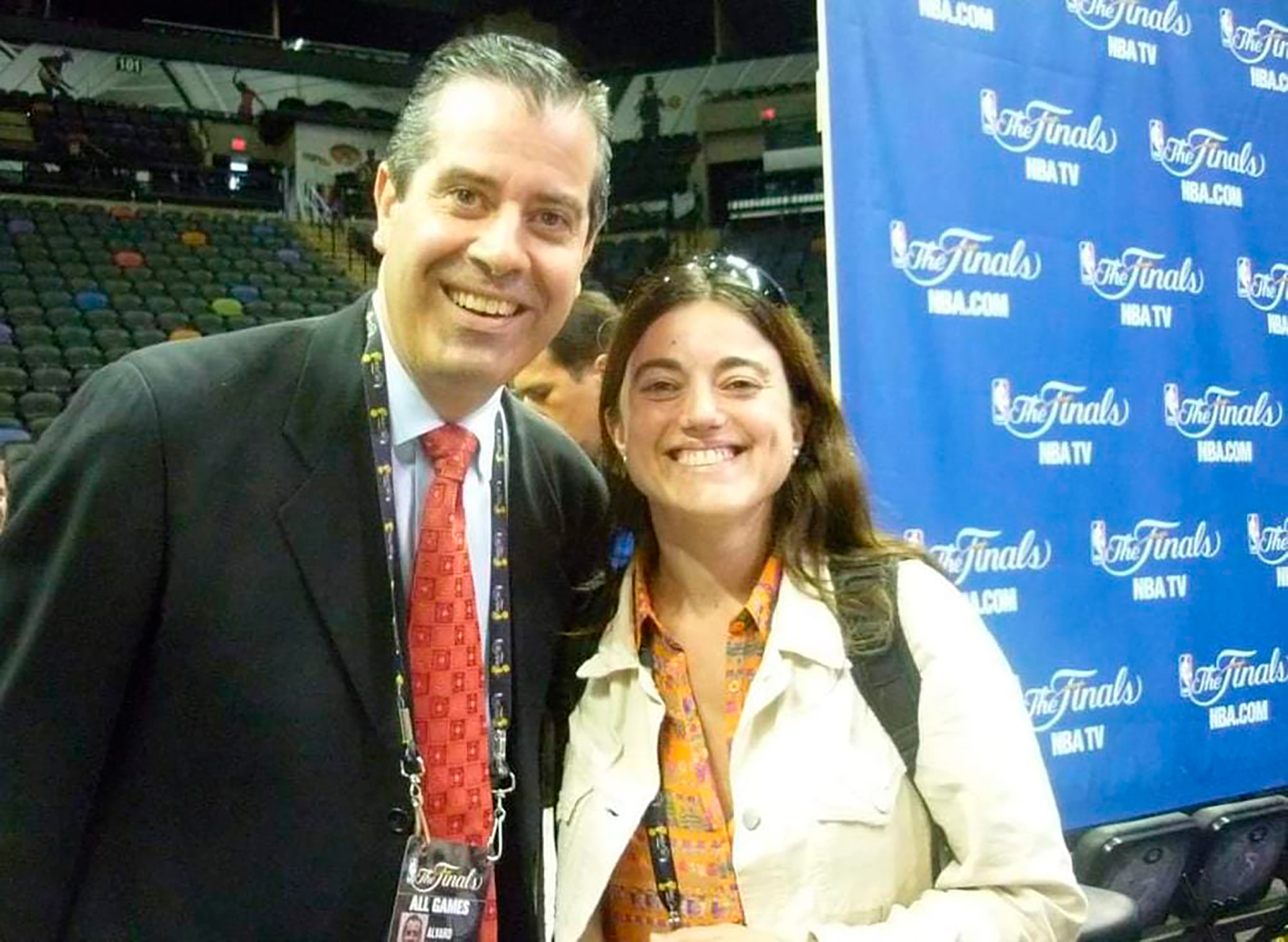 Florencia Cordero junto a Álvaro Martín, el célebre relator de la NBA, en una cobertura de las finales de San Antonio Spurs 