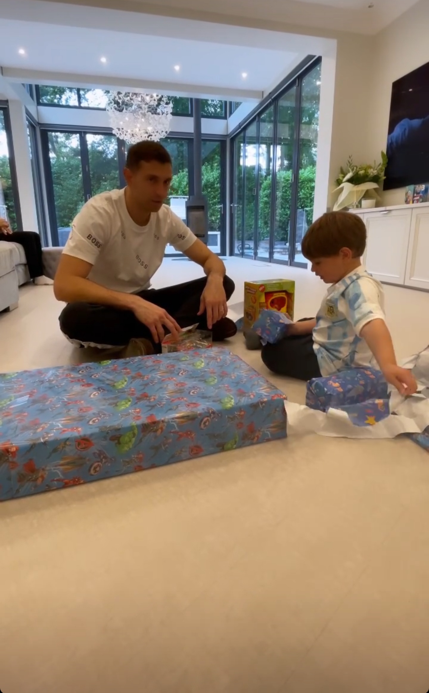 Emiliano descubriendo el regalo con su hijo Santi