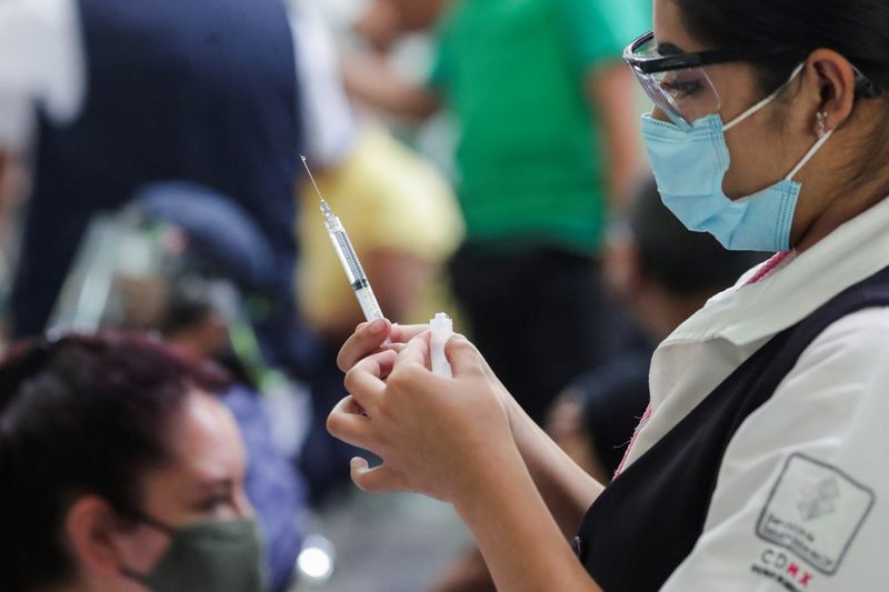 Foto de archivo: Un trabajador de la salud prepara una dosis de la vacuna contra el COVID-19 de Pfizer-BioNTech durante una campaña masiva de vacunación en Ciudad de México. 11 de mayo de 2021. REUTERS/Henry Romero/File Photo