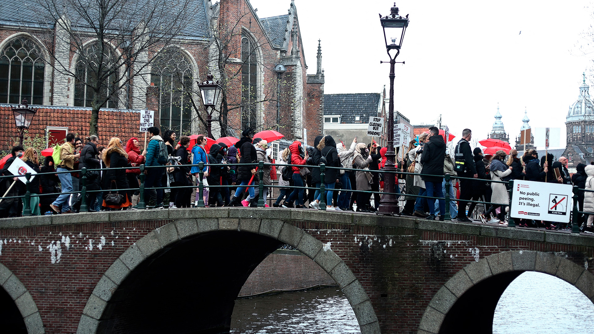 Trabajadoras sexuales y simpatizantes participan en una manifestación contra los planes de cerrar el histórico barrio rojo de Ámsterdam, que se trasladaría a un nuevo centro erótico, el 30 de marzo de 2023 (Kenzo TRIBOUILLARD / AFP)