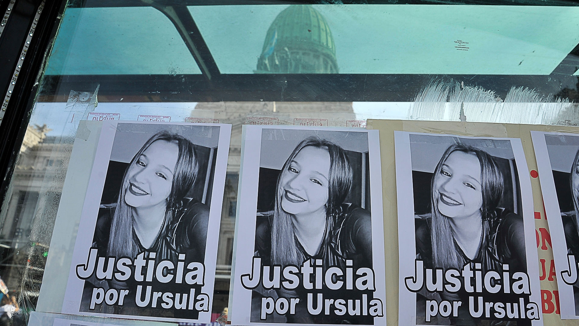 Las manifestantes pegaron varios folletos en las paredes de la ciudad pidiendo justicia para las víctimas