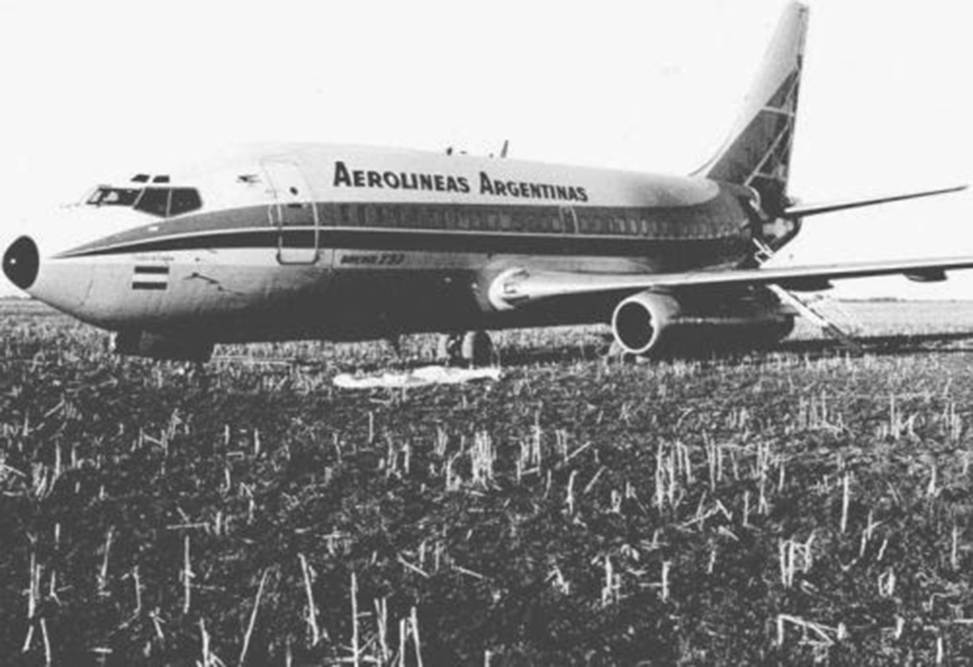 El Boing 737 de Aerolíneas en que huyeron los terroristas para aterrizar en un campo de Rafaela y de allí tomar un Cessna para seguir su ruta hacia Corrientes