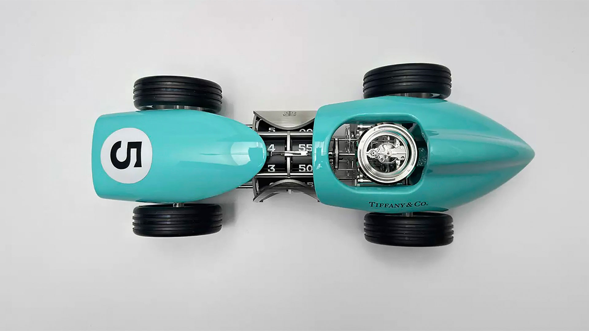 Fue recién con la presentación de una colección llamada “Time for Speed”, que la casa norteamericana decidió vincular su marca desde ese aspecto con el automovilismo