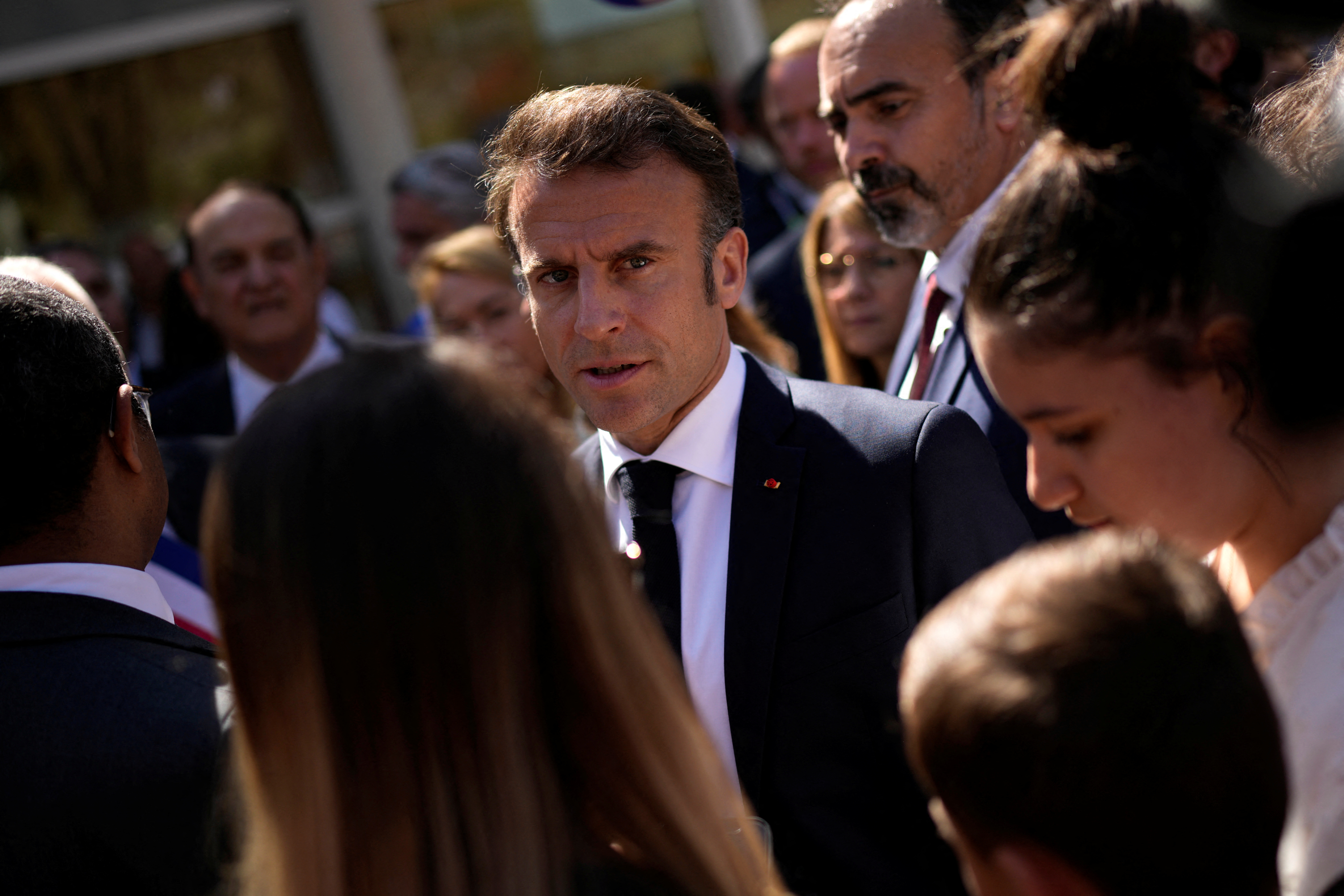 La policía francesa confiscó cacerolas para evitar protestas ruidosas durante una visita de Emmanuel Macron al sur del país