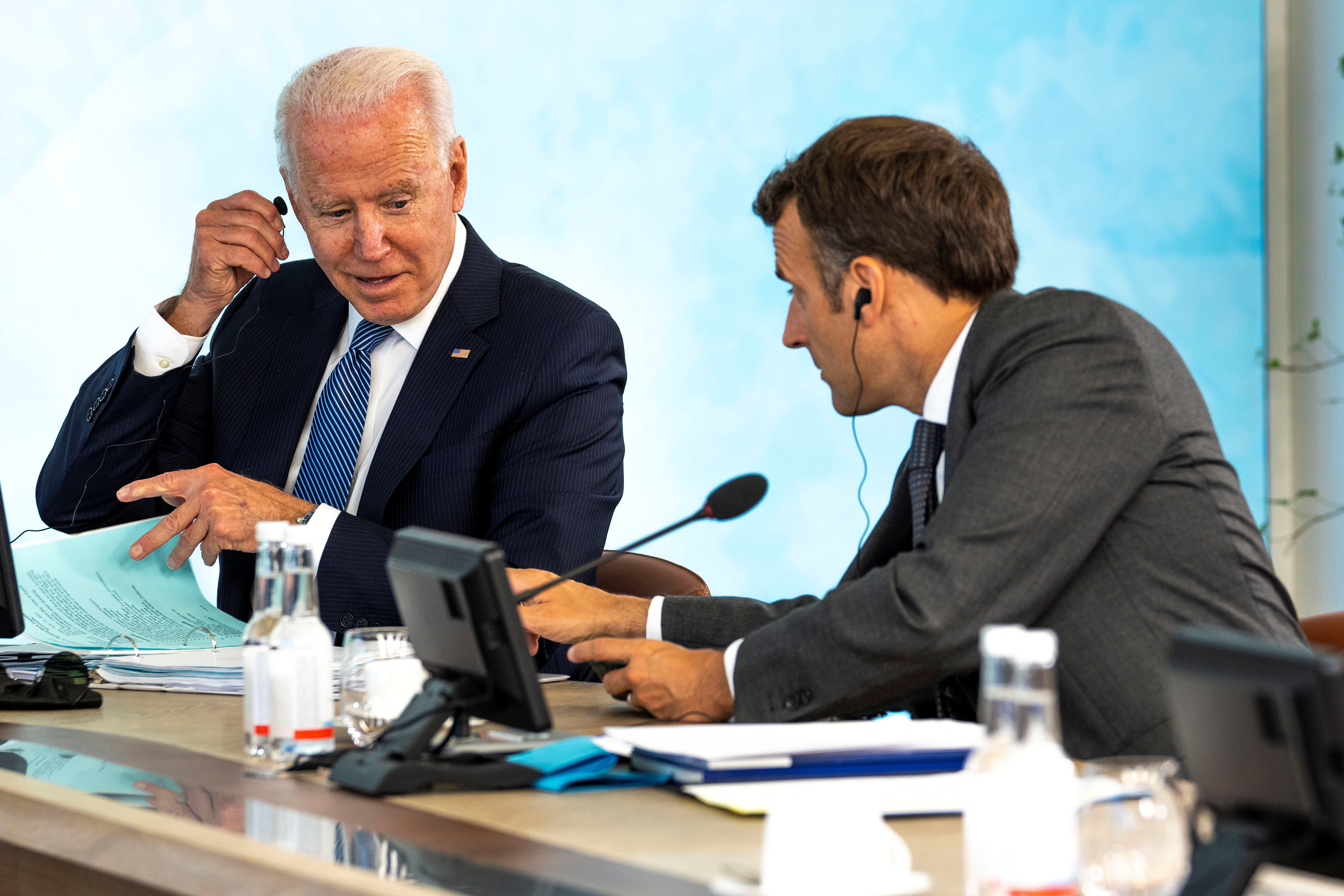 El presidente de Estados Unidos, Joe Biden, habla con el presidente francés, Emmanuel Macron, en la última sesión de la cumbre del G7 en Carbis Bay, Cornualles, Gran Bretaña, el 13 de junio de 2021. Doug Mills / Pool vía REUTERS