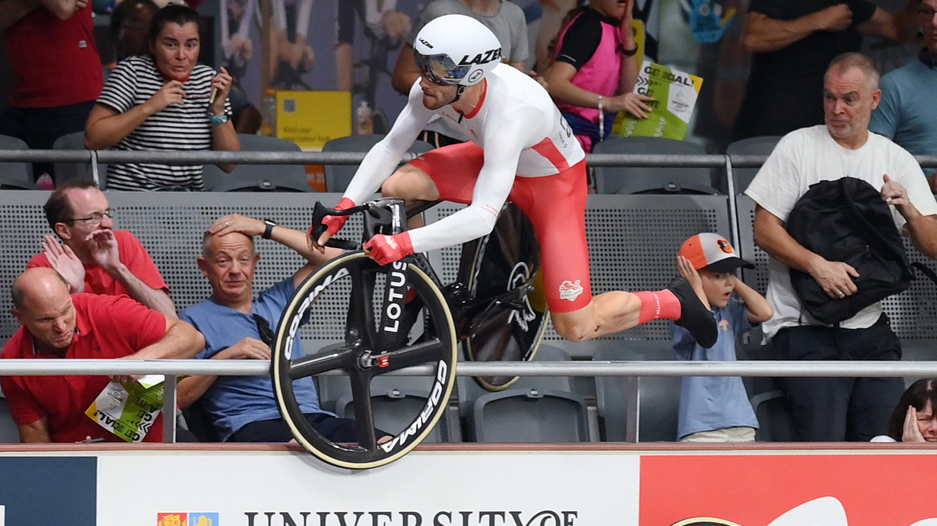 Birmingham (United Kingdom), 31/07/2022.- Matt Walls of England crashes during the Men'Äôs 15km Scratch Race on Day 3 of the XXII Commonwealth Games at the Lee Valley VeloPark in Birmingham, Britain, 31 July 2022. (Reino Unido) EFE/EPA/ALEX BROADWAY AUSTRALIA AND NEW ZEALAND OUT
