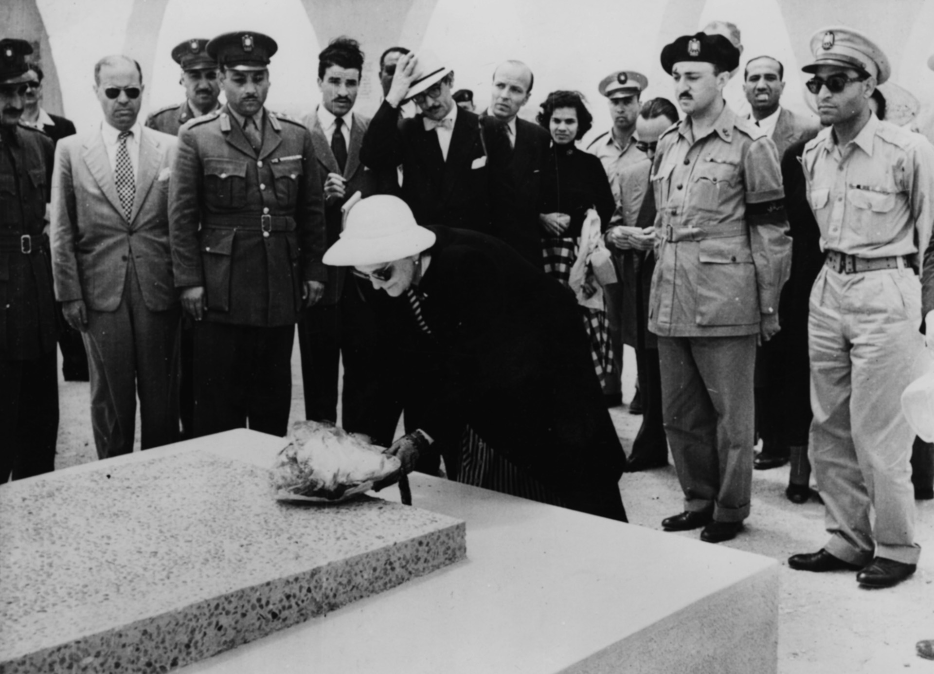 Lucy Rommel, la viuda del Zorro del Desierto, en la tumba de Alamein, en el norte de África, pone una ofrenda a los caídos el 24 de mayo de 1954 (Photo by Keystone/Hulton Archive/Getty Images)