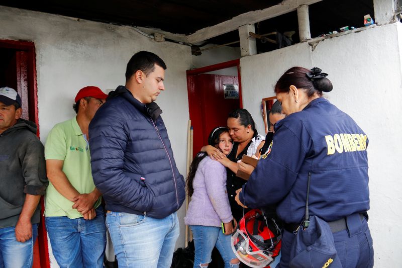 Bomberos realizan un censo de los habitantes del pueblo más cercano al cráter del volcán Nevado del Ruiz, después de que las autoridades declararan la alerta naranja y pidieran a la población una evacuación preventiva, en Villamaría, Colombia, 3 de abril, 2023. REUTERS/Andrés Camilo Valencia 