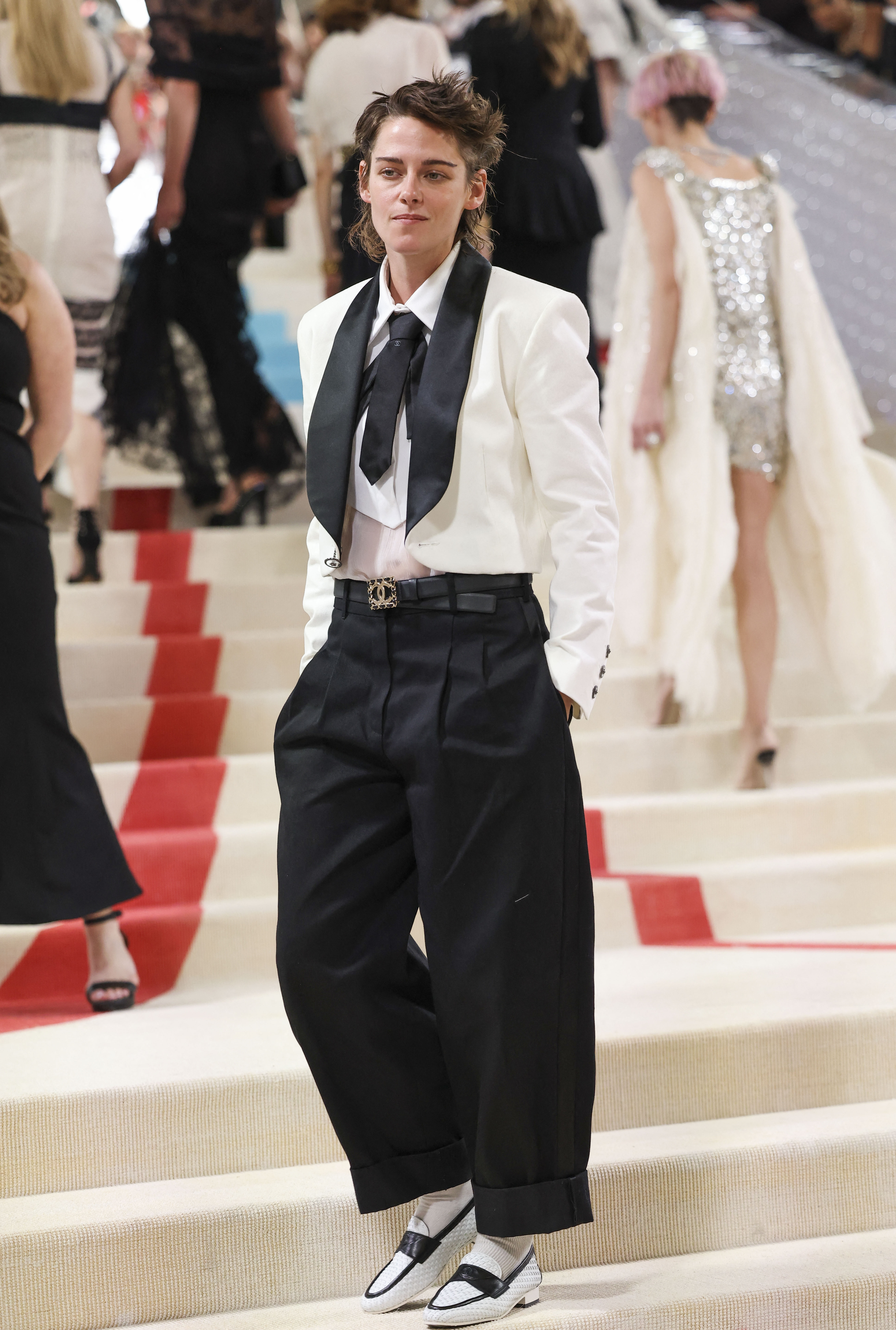 Kristen Stewart llegó a la alfombra blanca con un look de Chanel en blanco y negro /REUTERS/Andrew Kelly