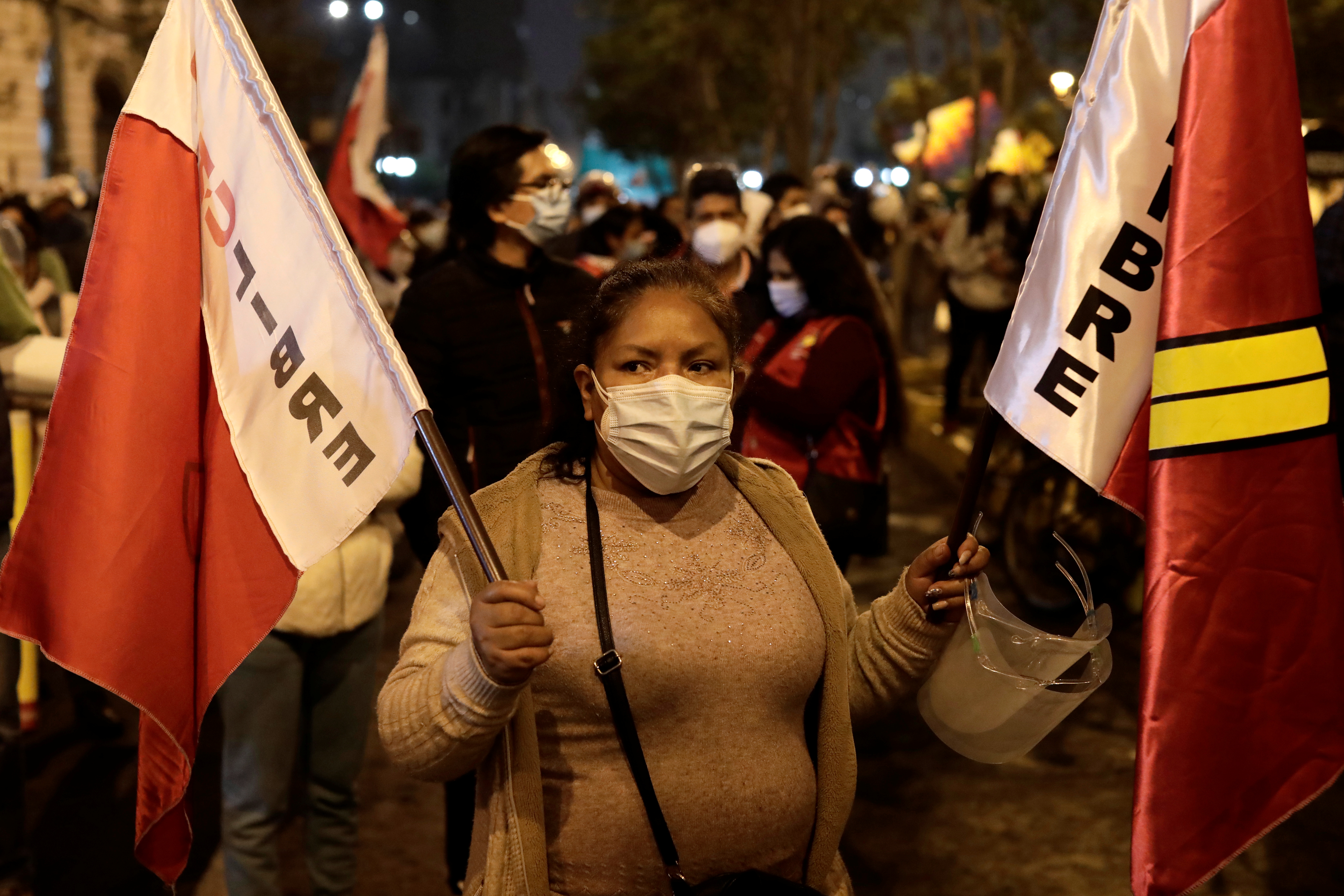Una mujer con banderas en apoyo a Castillo (REUTERS/Angela Ponce)