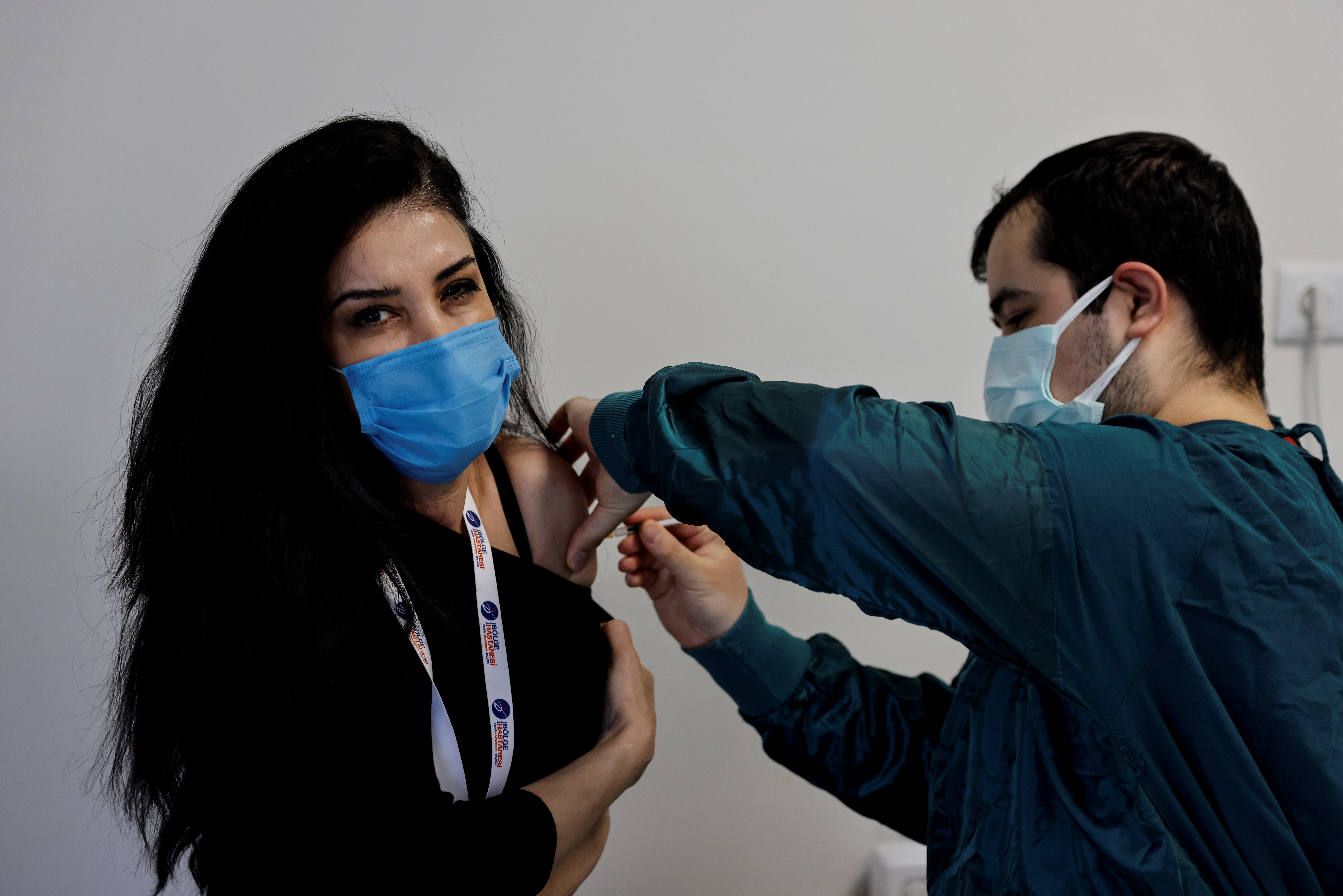 FOTO DE ARCHIVO: Una mujer recibe una dosis de la vacuna de Pfizer contra la enfermedad del coronavirus en el Hospital de Emergencias Dr. Feriha Oz en Estambul, Turquía, el 9 de abril de 2021. REUTERS / Umit Bektas