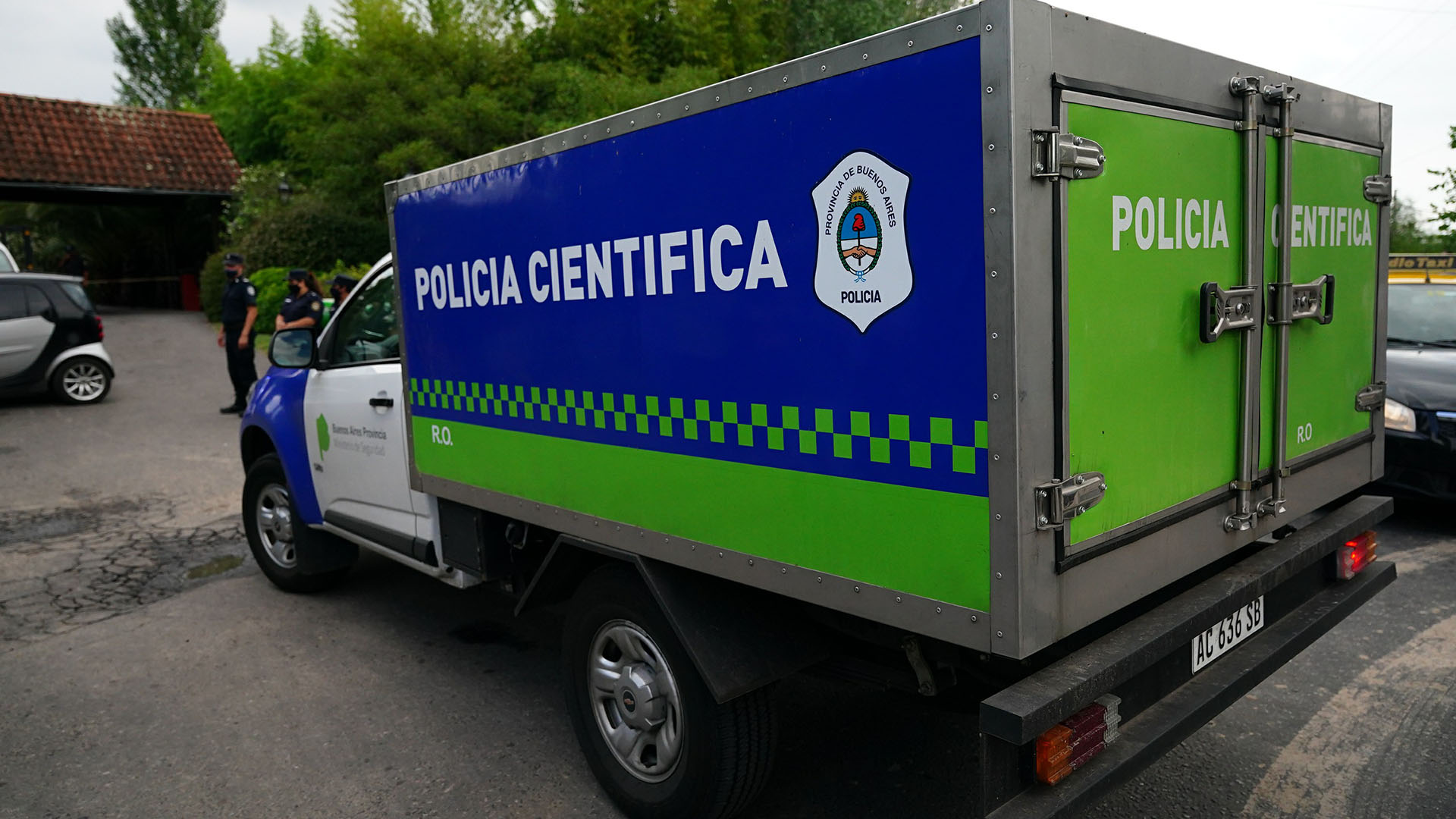 La policía científica, en el momento del traslado del cuerpo para la realización de la autopsia en San Fernando (Franco Fafasuli)
