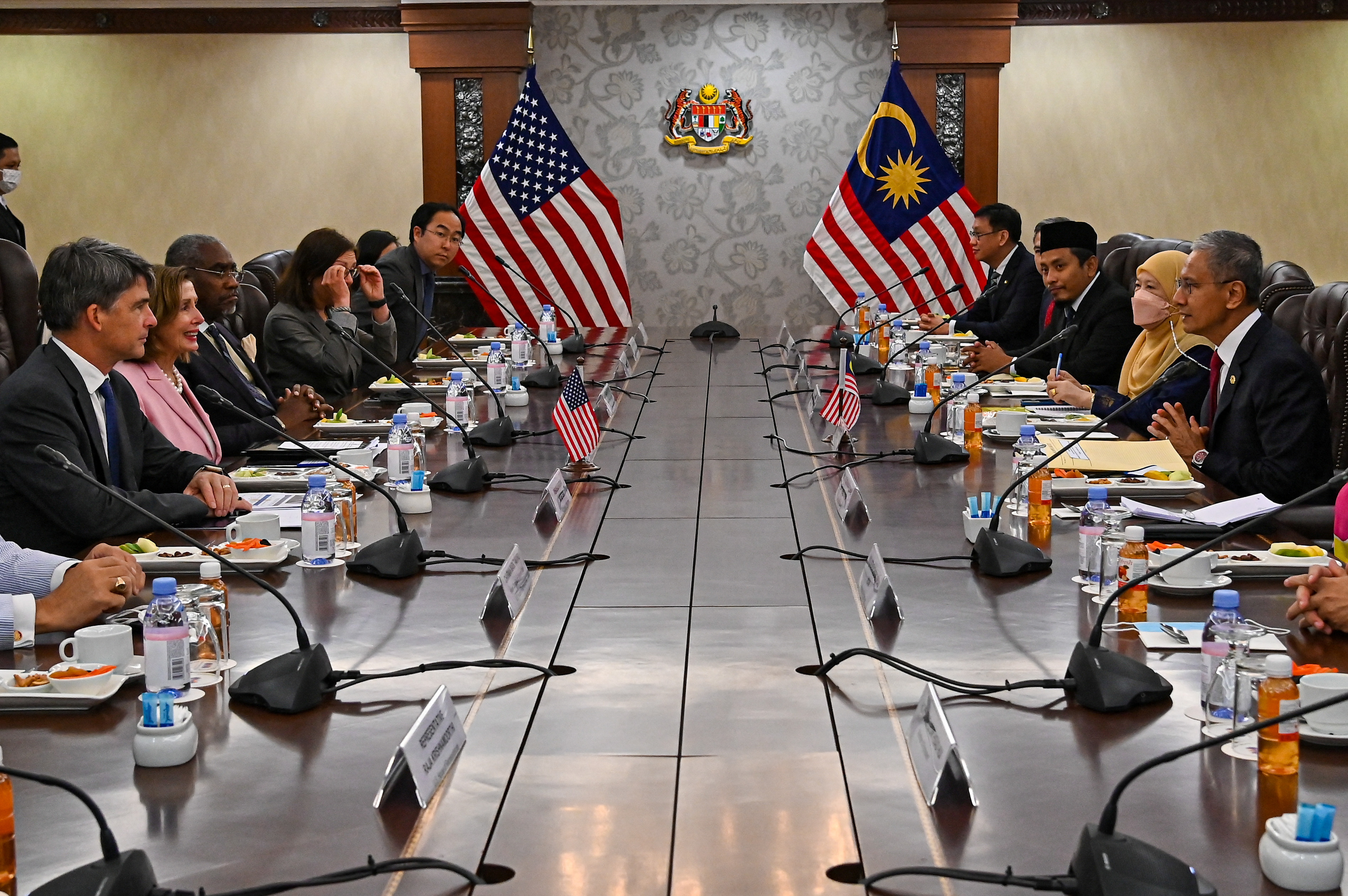 La presidenta de la Cámara de Representantes de EEUU, Nancy Pelosi, se reúne con el presidente del Parlamento de Malasia, Azhar Azizan Harun, en Kuala Lumpur