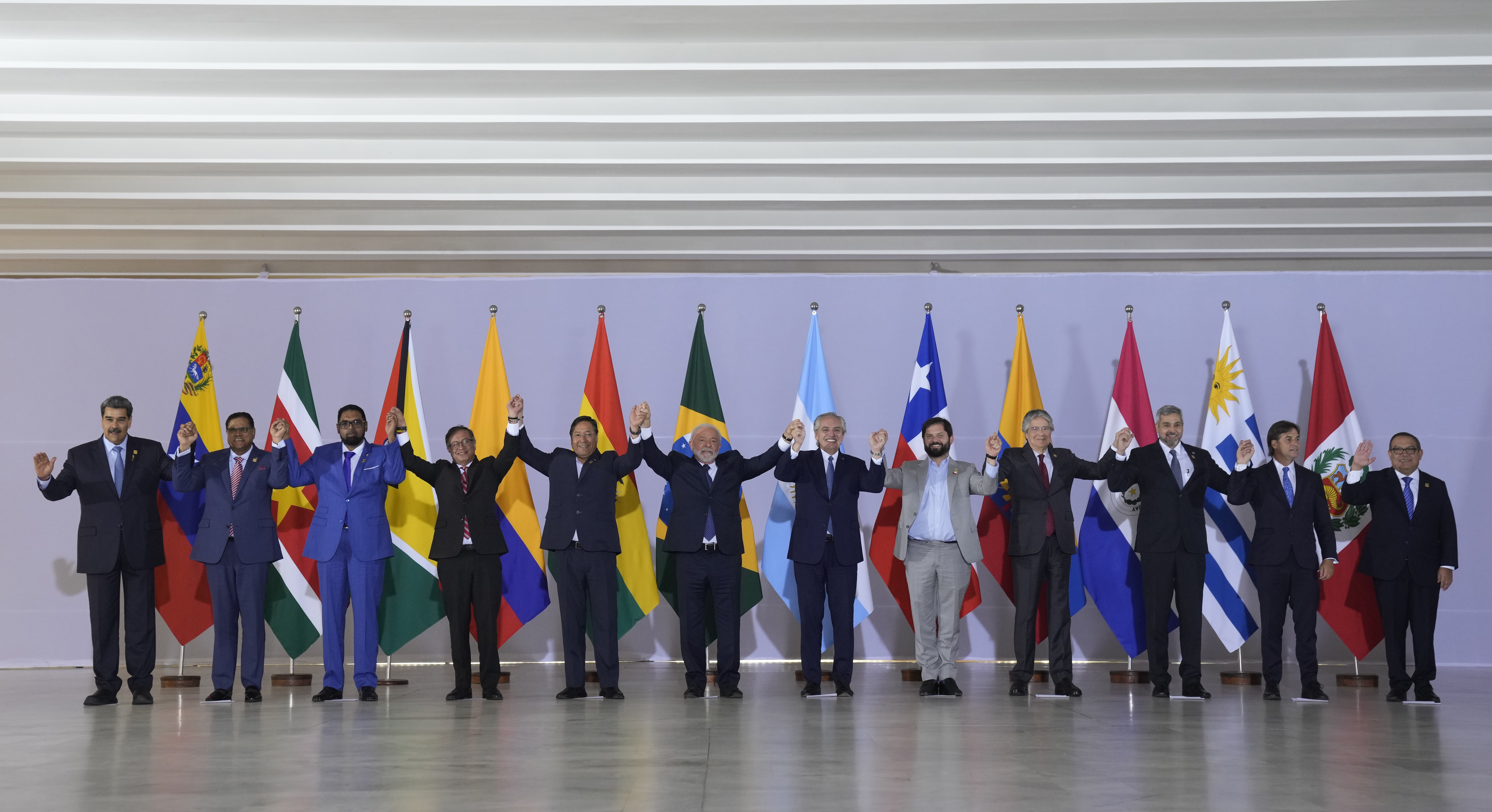Líderes de Sudamérica posan para la foto en la Cumbre Sudamericana   (AP Foto/Andre Penner)
