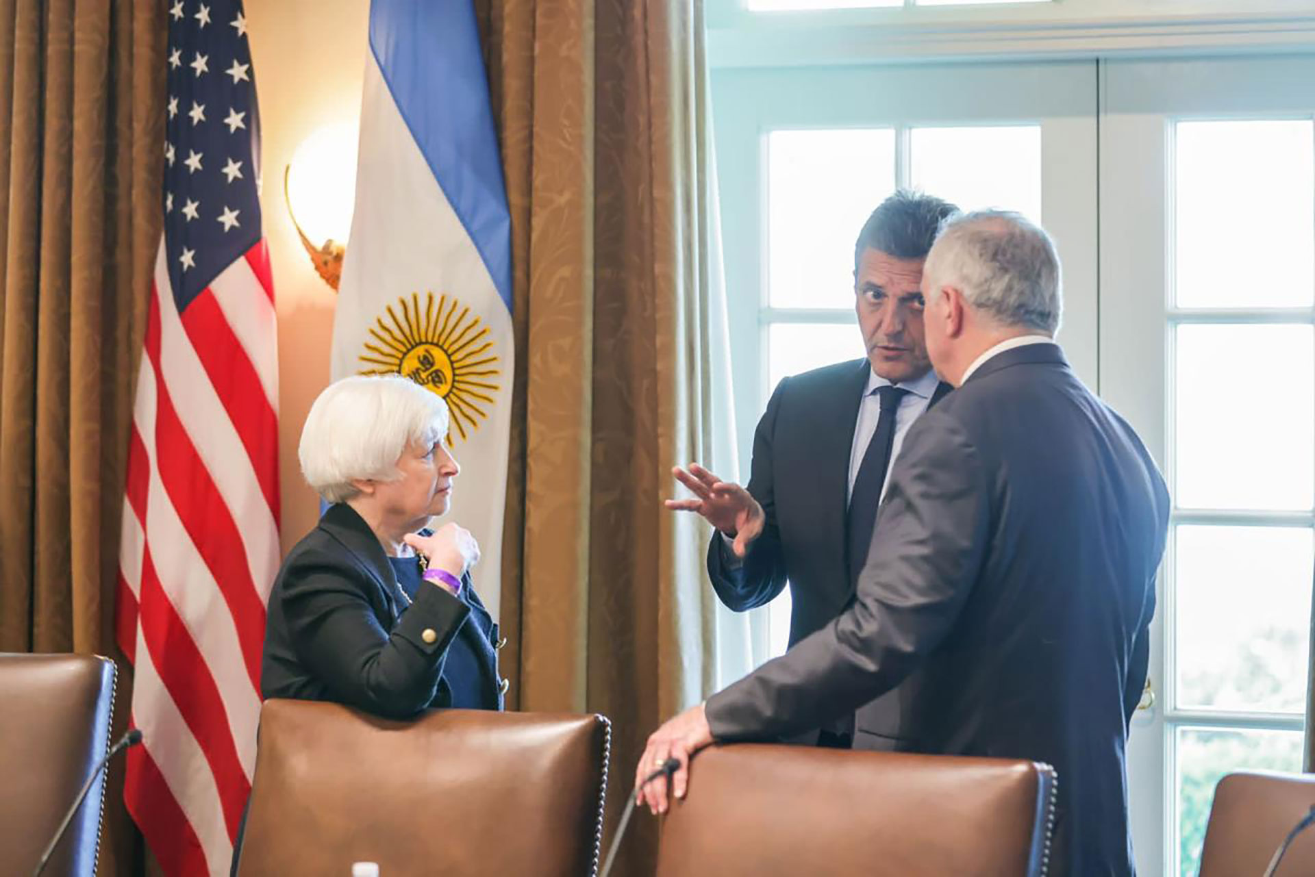 Massa, durante la conversación que mantuvo en la semana con la secretaria del Tesoro de EEUU. De espaldas, el embajador de ese país en la Argentina, Marc Stanley