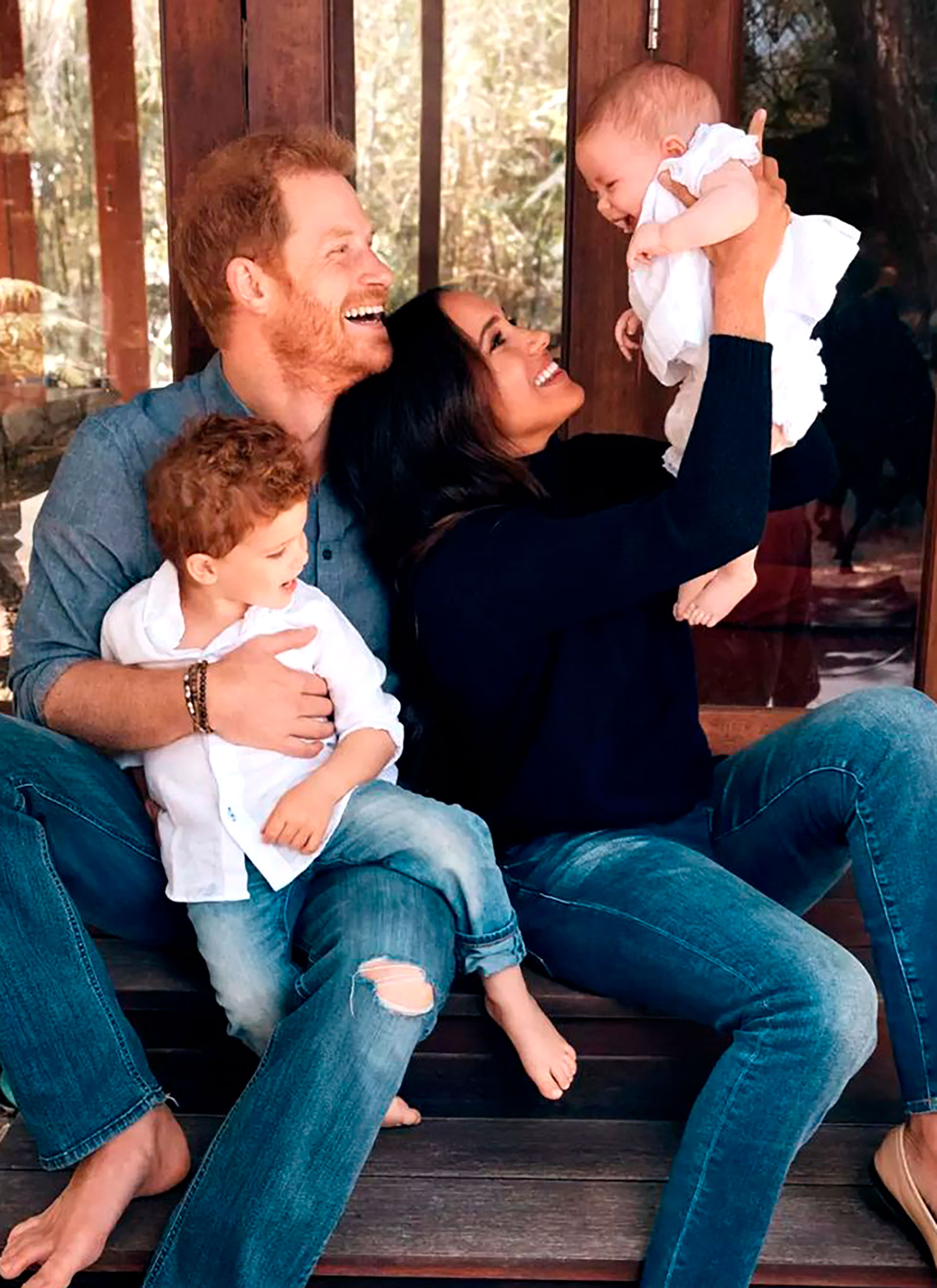 El príncipe Harry y Meghan Markle muestran por primera vez su hija Lilibet en una foto familiar con Archie (Crédito: Alexi Lubomirski)