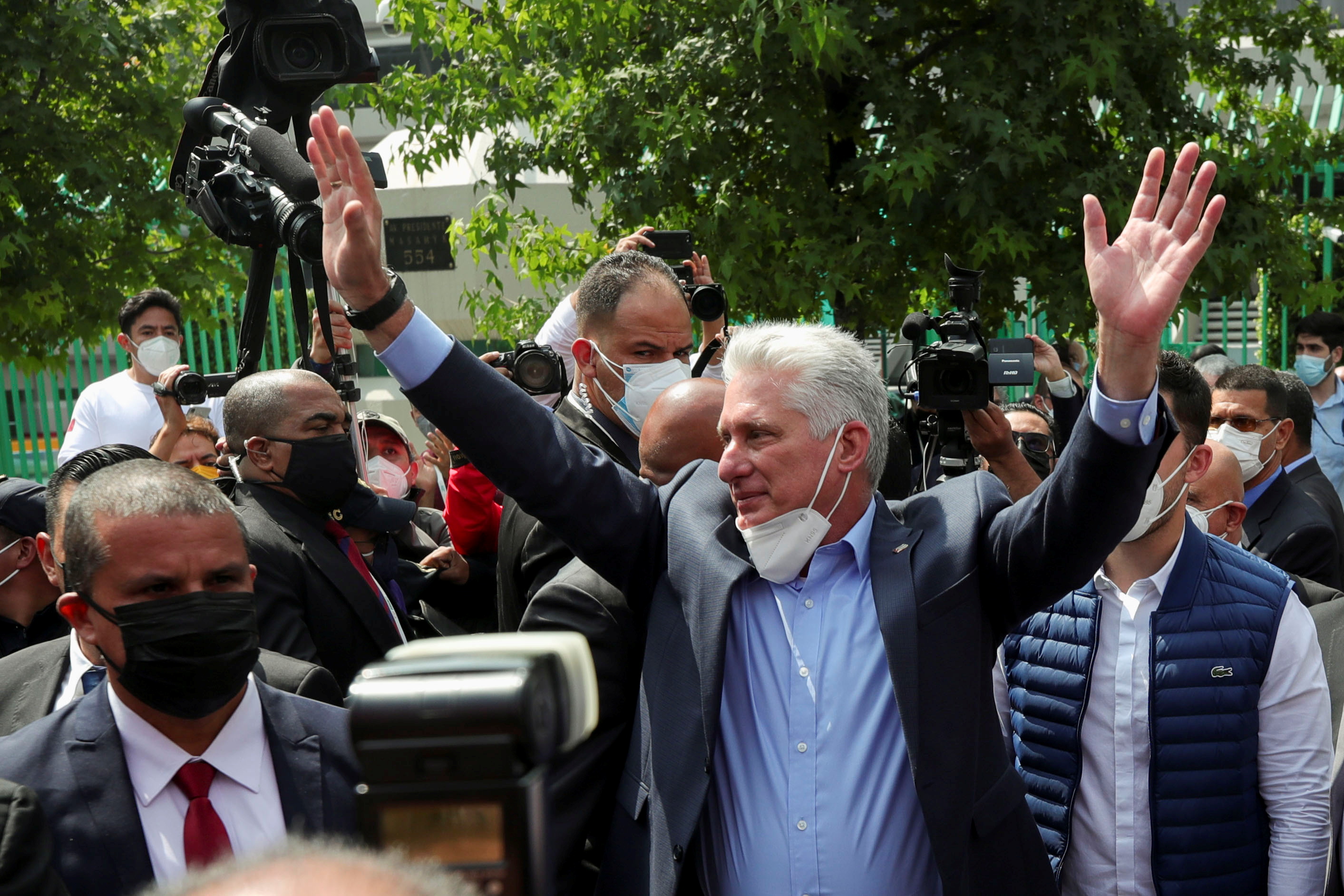 El dictador cubano, Miguel Díaz-Canel saluda a partidarios que se acercaron a saludarlo durante una reciente visita a México (Reuters)