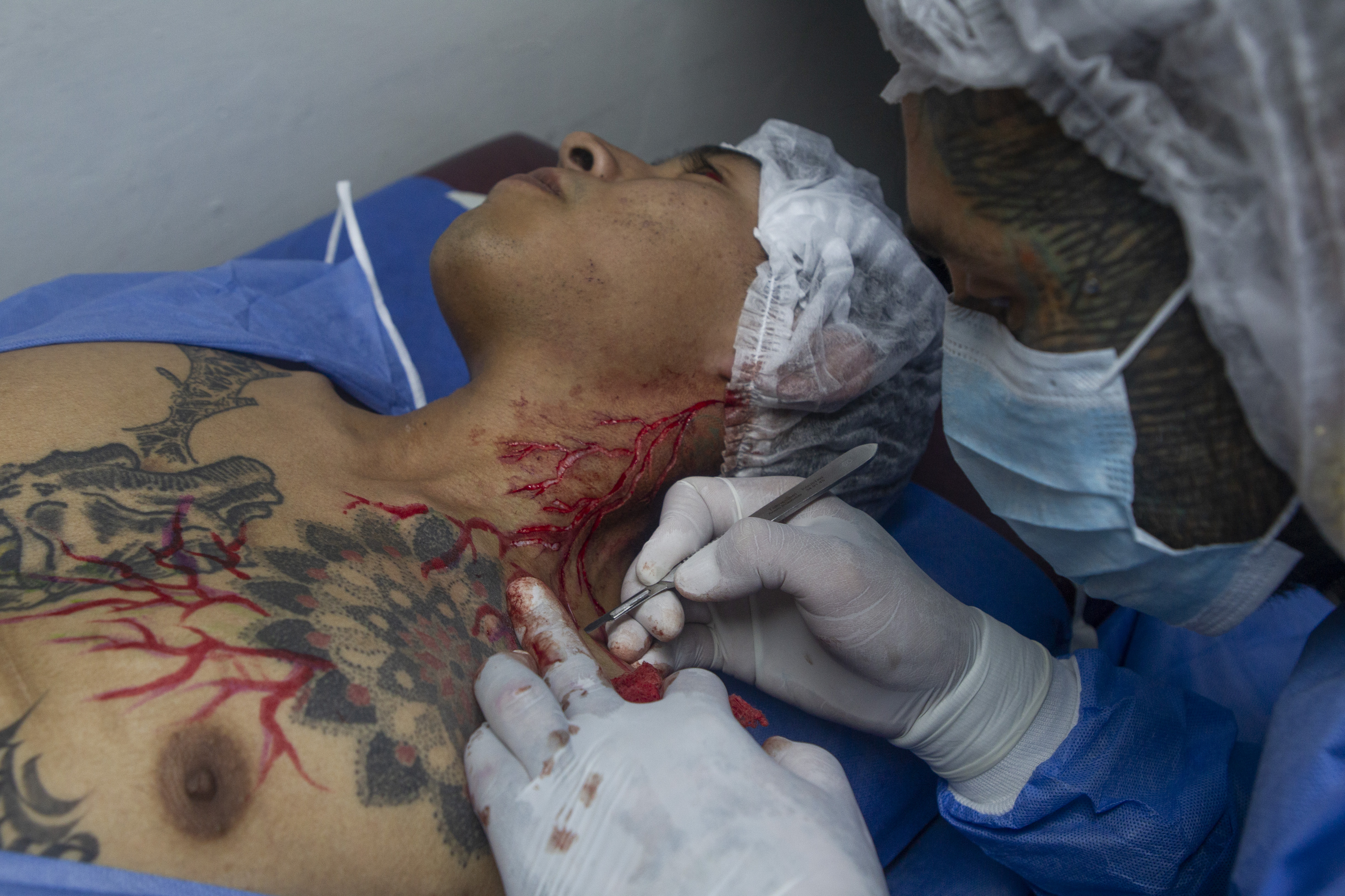 "Plaga" realizando una escarificación en forma de rayo sobre el cuello y Pecho de "Chivo" quien es aprendiz de tatuaje y cada modificación para él significa un modo de sanar.
Noviembre 18, 2021 
Foto: Karina Hernández / Infobae