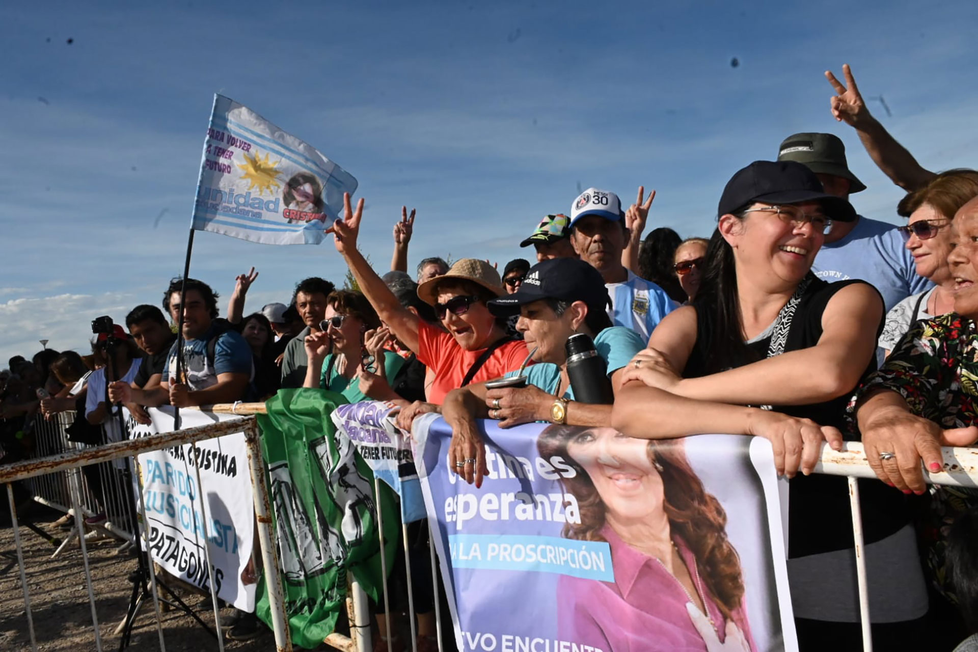 Cientos de militantes se acercaron al polideportivo donde hablará Cristina Kirchner (Marcelo Ochoa)