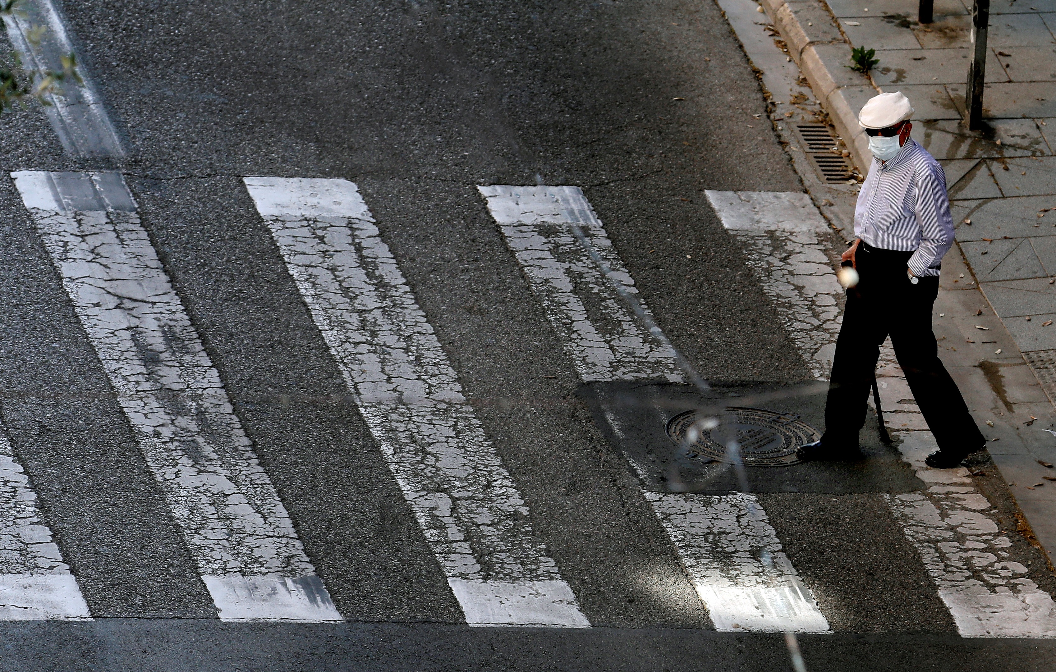 Una persona mayor pasea durante su franja horaria permitida.EFE/ Juan Carlos Cárdenas/Archivo
