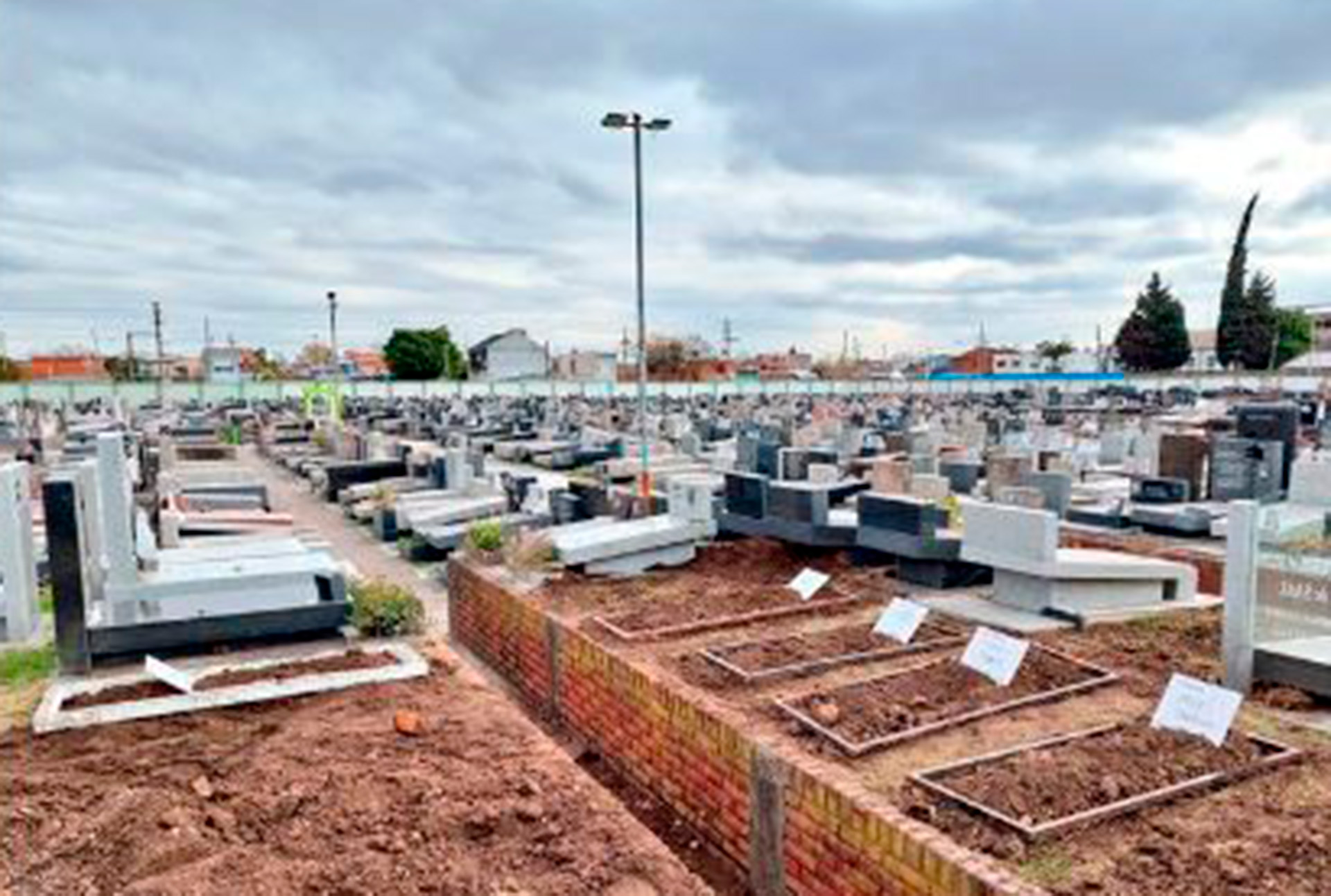 Las cinco víctimas de la familia Jabbaz descansan en el cementerio Sefaradí de Lomas de Zamora