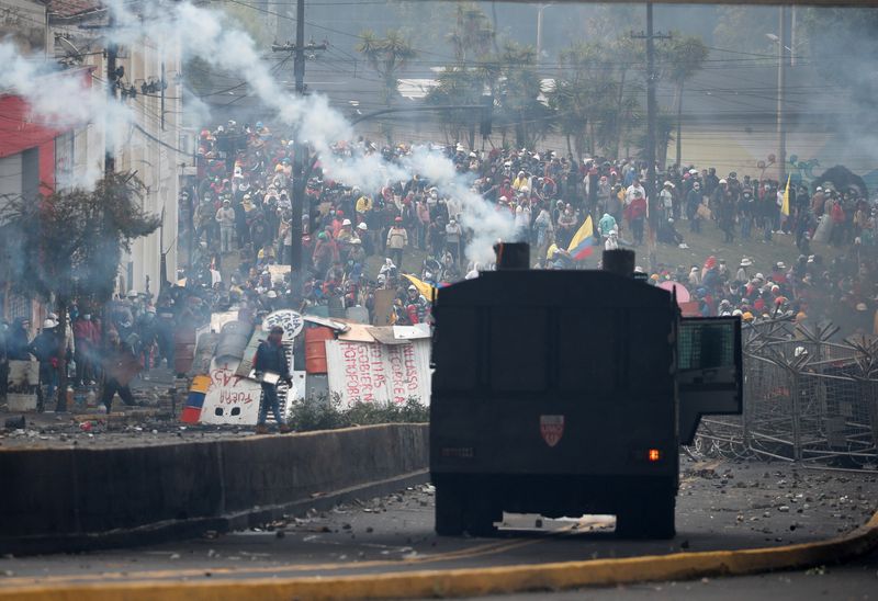 Un vehículo blindado de la policía dispara gas lacrimógeno a manifestantes durante una protesta antigubernamental, en Quito, el pasado 24 de junio (REUTERS/Adriano Machado)