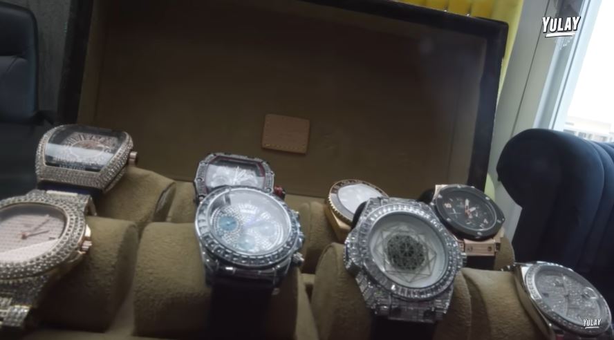 Colección "buchona" de relojes (Foto: Captura de pantalla/ Youtube/ @Yulay) 