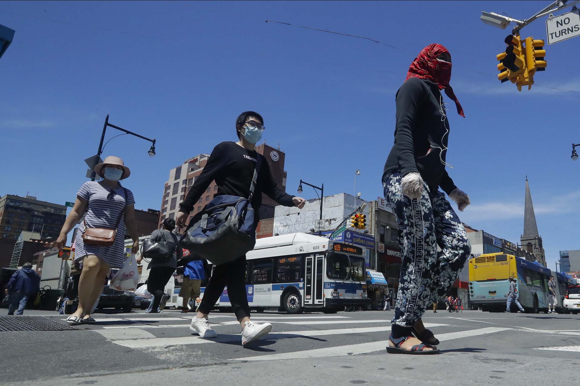 Peatones con bolsas de compras en una calle comercial de la zona de Flushing en Queens.