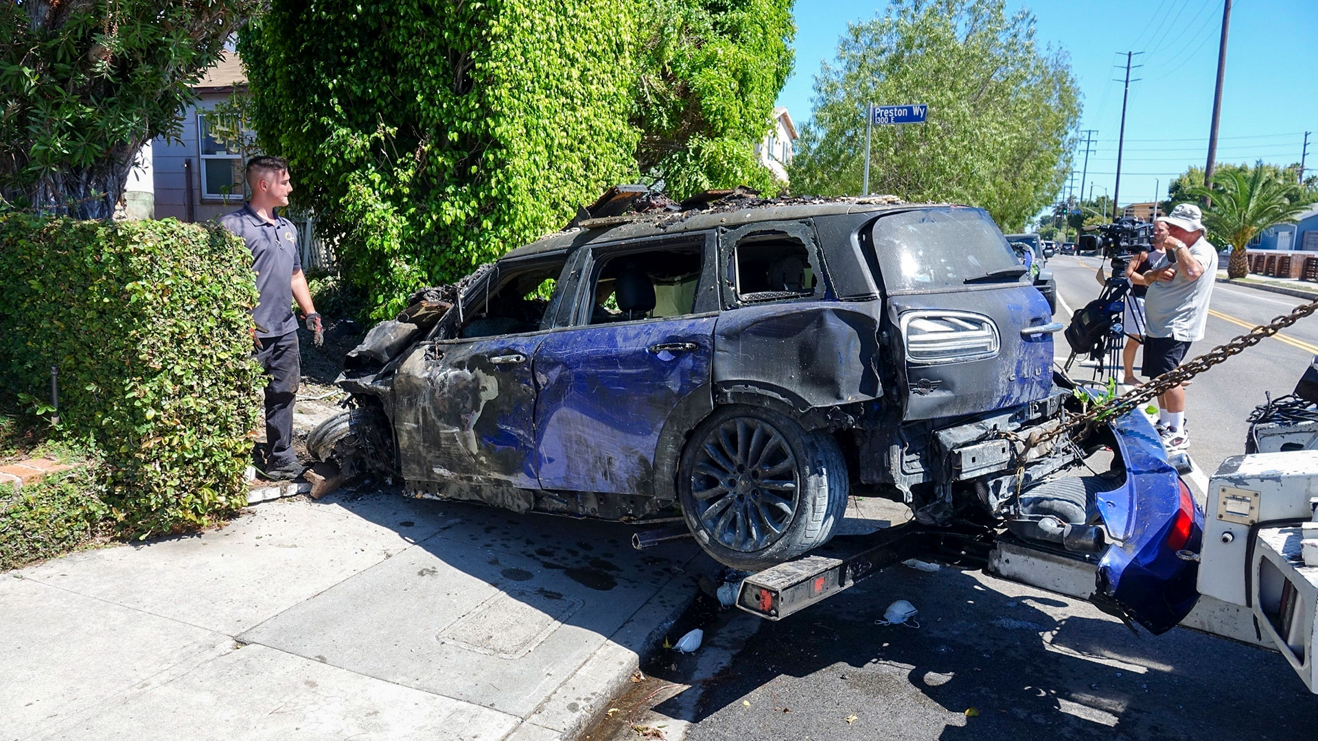 H wurde am Freitag, dem 5. August, in das West Hills Hospital in Los Angeles eingeliefert, nachdem sein blauer Mini Cooper in ein Haus in der Gegend von Mar Vista gekracht war, wodurch das Fahrzeug in Flammen aufging.