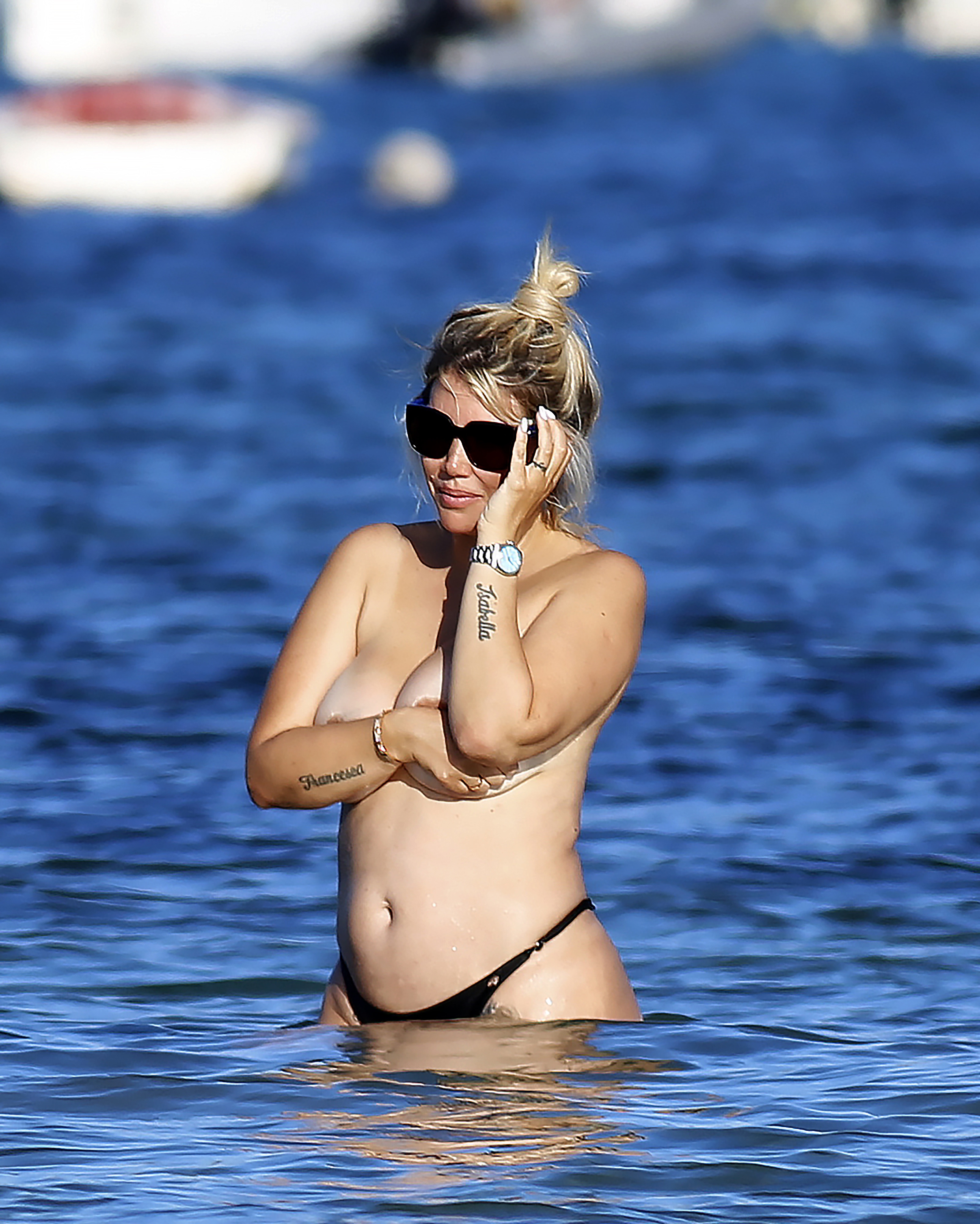 Wanda se animó al topless en las playas de Ibiza