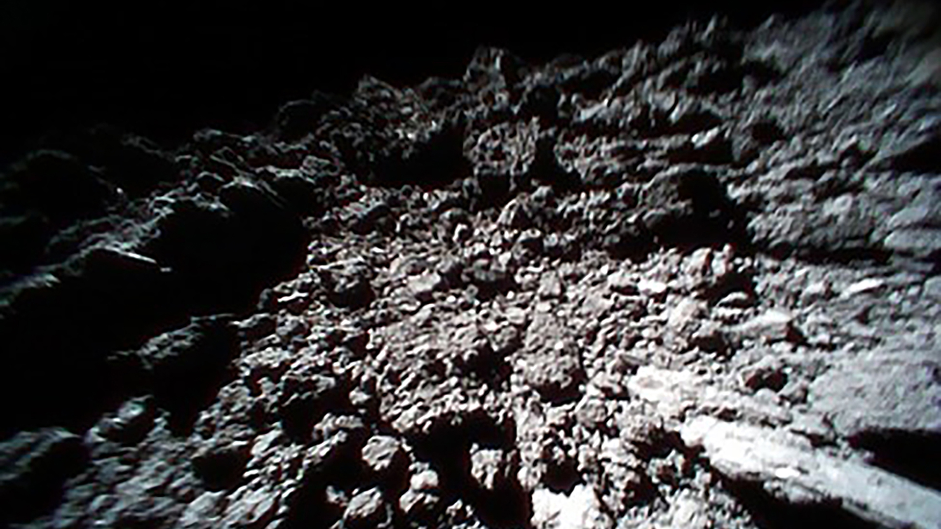 Fotografía tomada por la nave Rober-1B of MINERVA-II1 en una exploración al Asteroide Ryugu