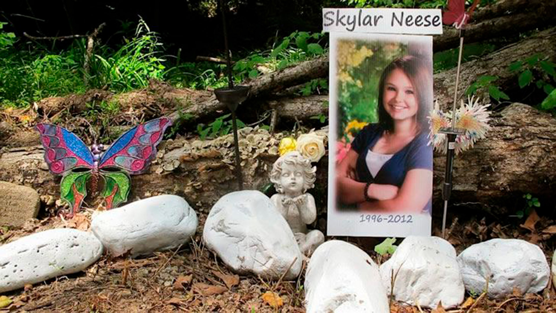 El recuerdo de la joven asesinada en el bosque donde hallaron su cuerpo