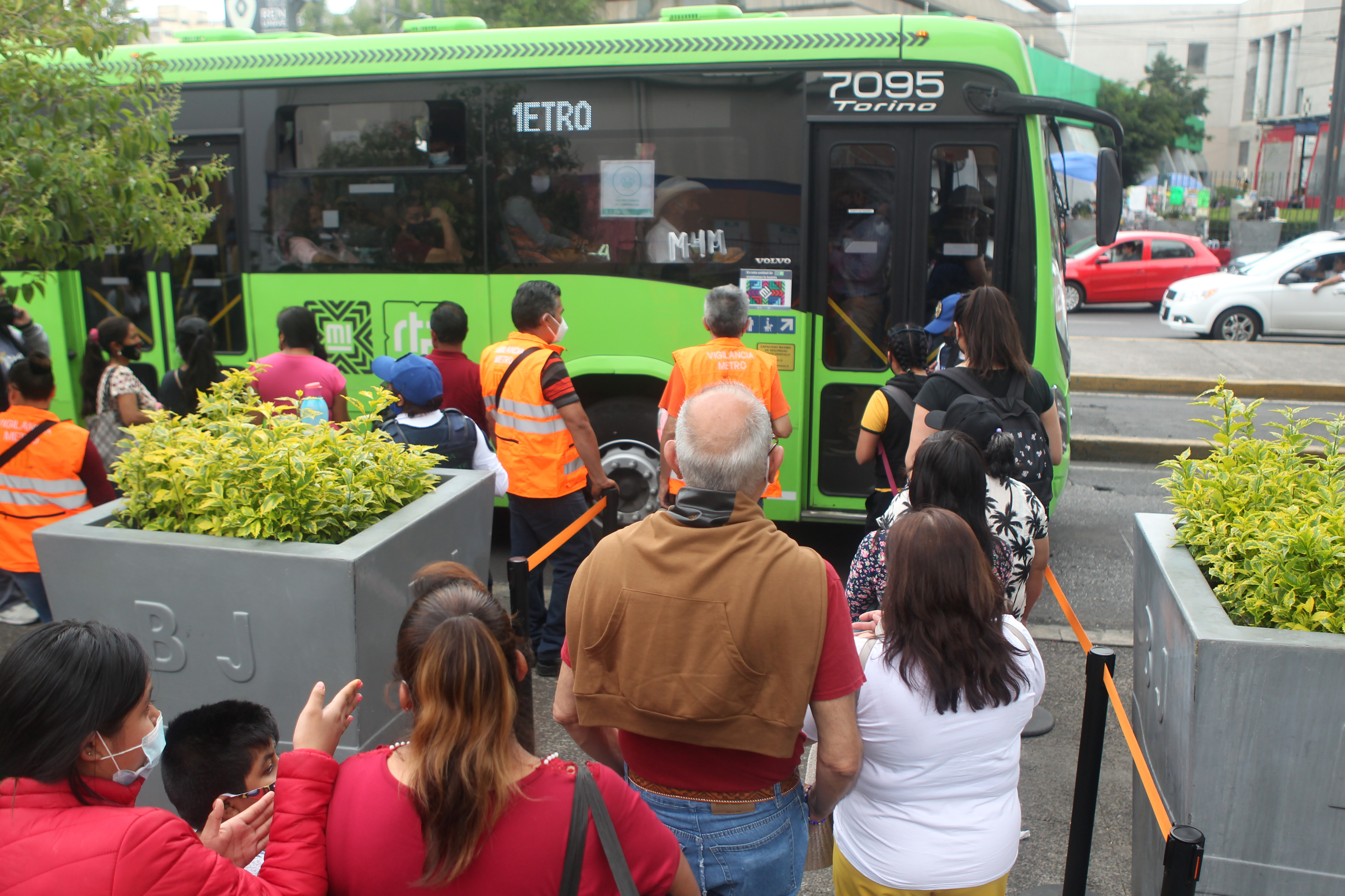 用户在 Zapata 站等待登上满载的卡车，支持前往 Tláhuac 的运输，在 Los Olivos 站附近的横梁倒塌后，下午 3 点后开始排起长队。 墨西哥城，2021 年 5 月 12 日。摄影：Karina Hernandez / Infobae