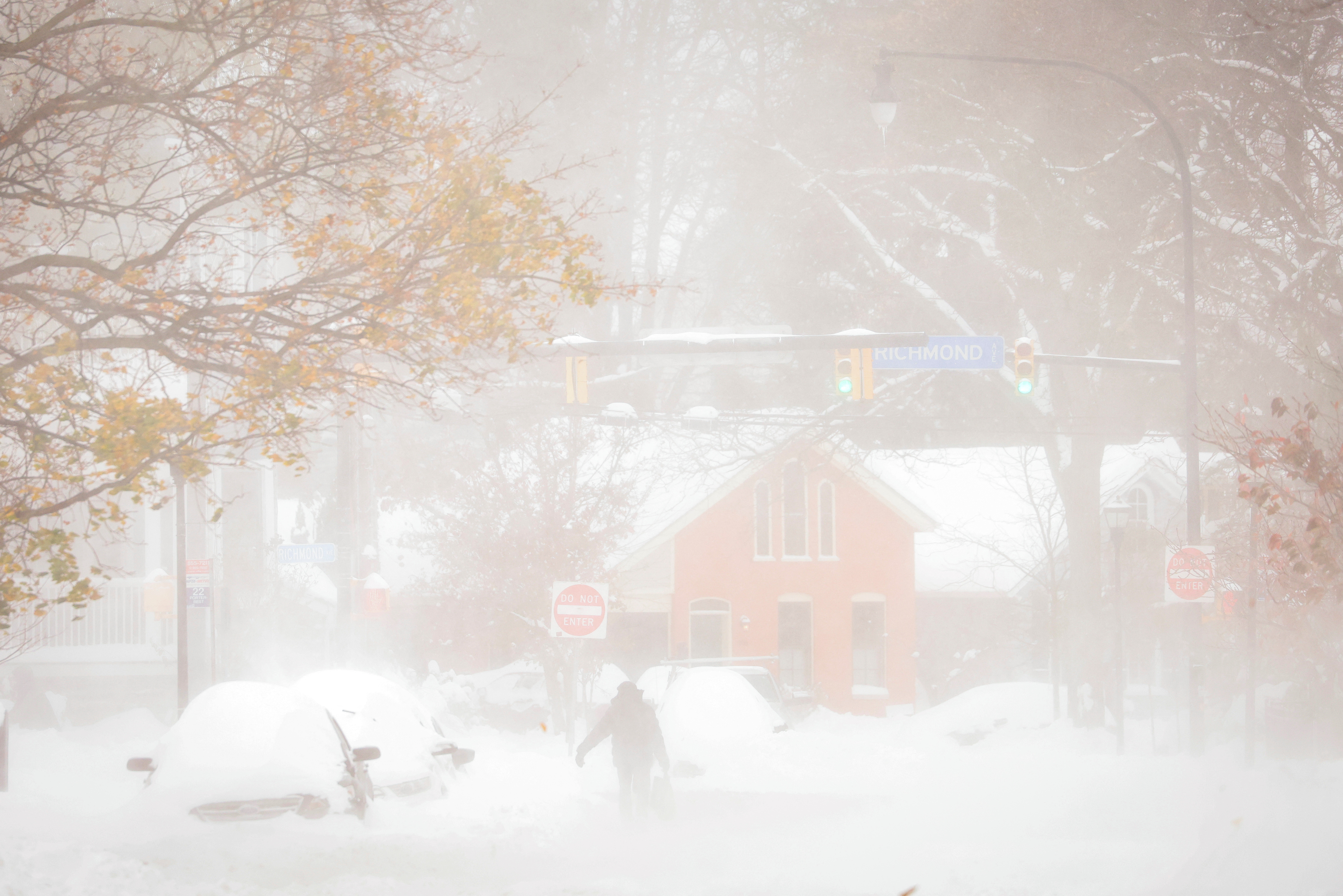 Alcune aree di Buffalo sono state colpite da forti nevicate e forti venti dal lago Erie, mentre altre parti hanno avuto solo poca neve.
