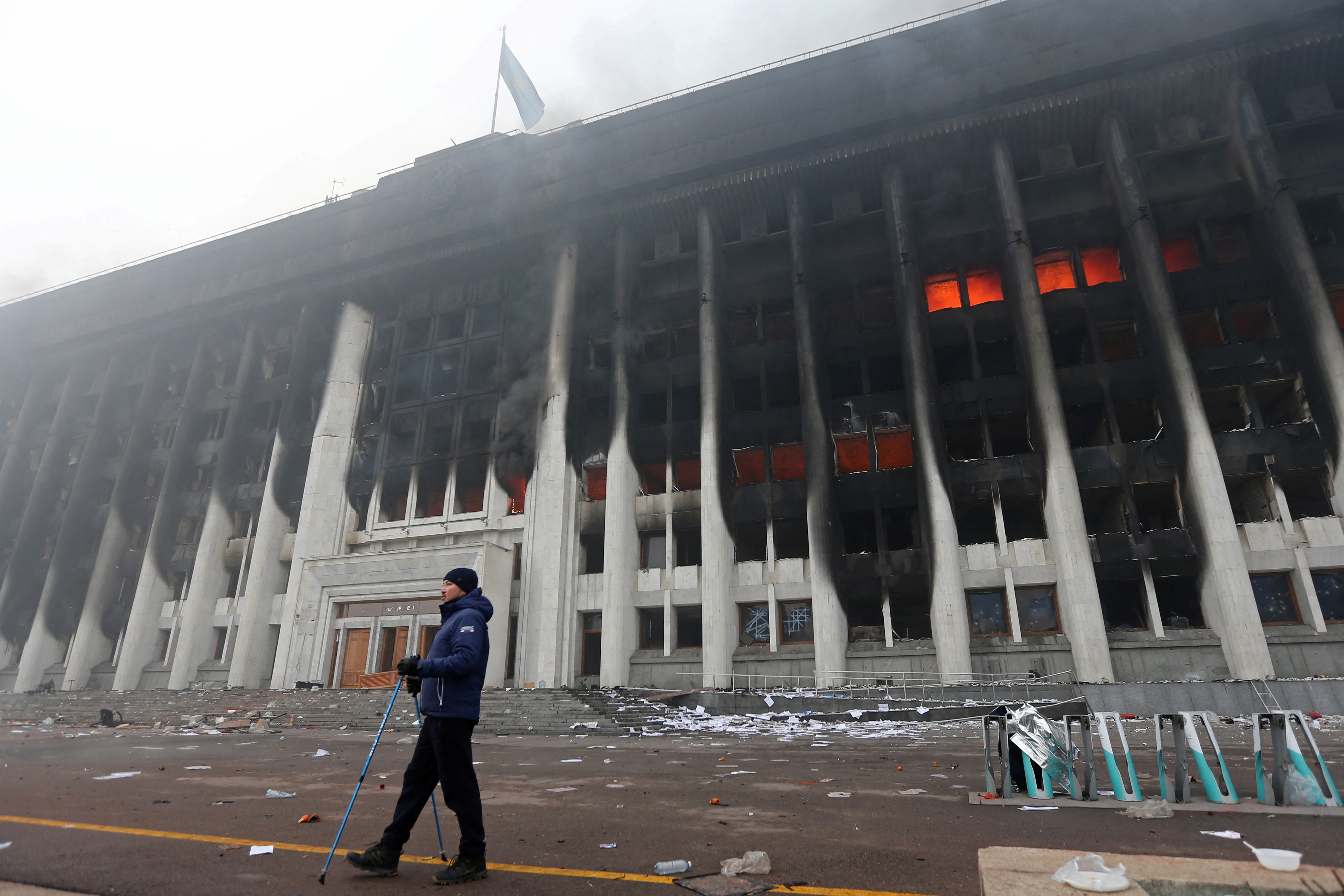 La alcaldía de Alma Ata, la principal ciudad de Kazajistán, puede verse en llamas luego de las violentas protestas de este miércoles y jueves (Reuters)