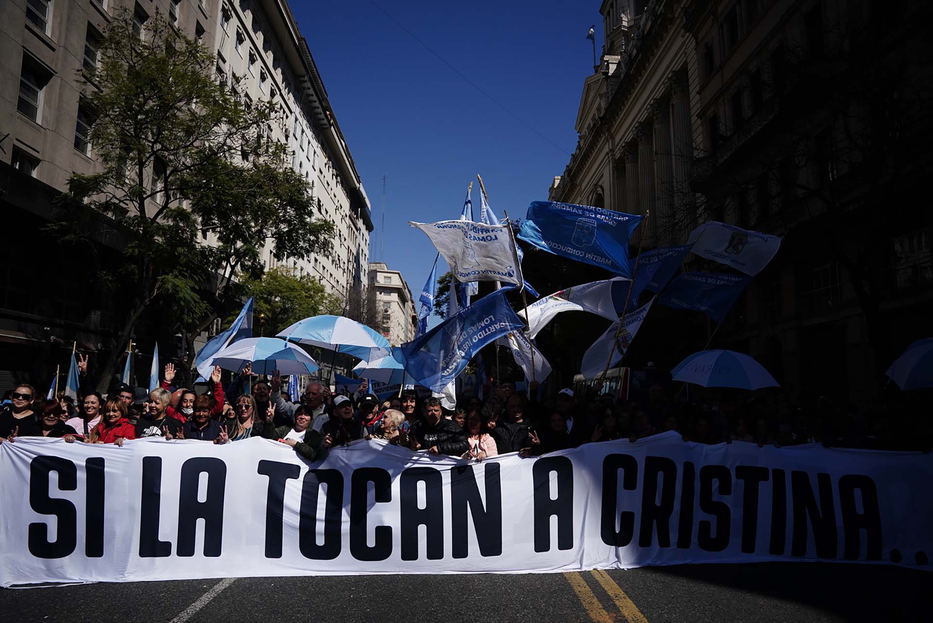Sin la oposición, el peronismo unió a todas sus ramas en una masiva marcha a Plaza de Mayo para respaldar a CFK