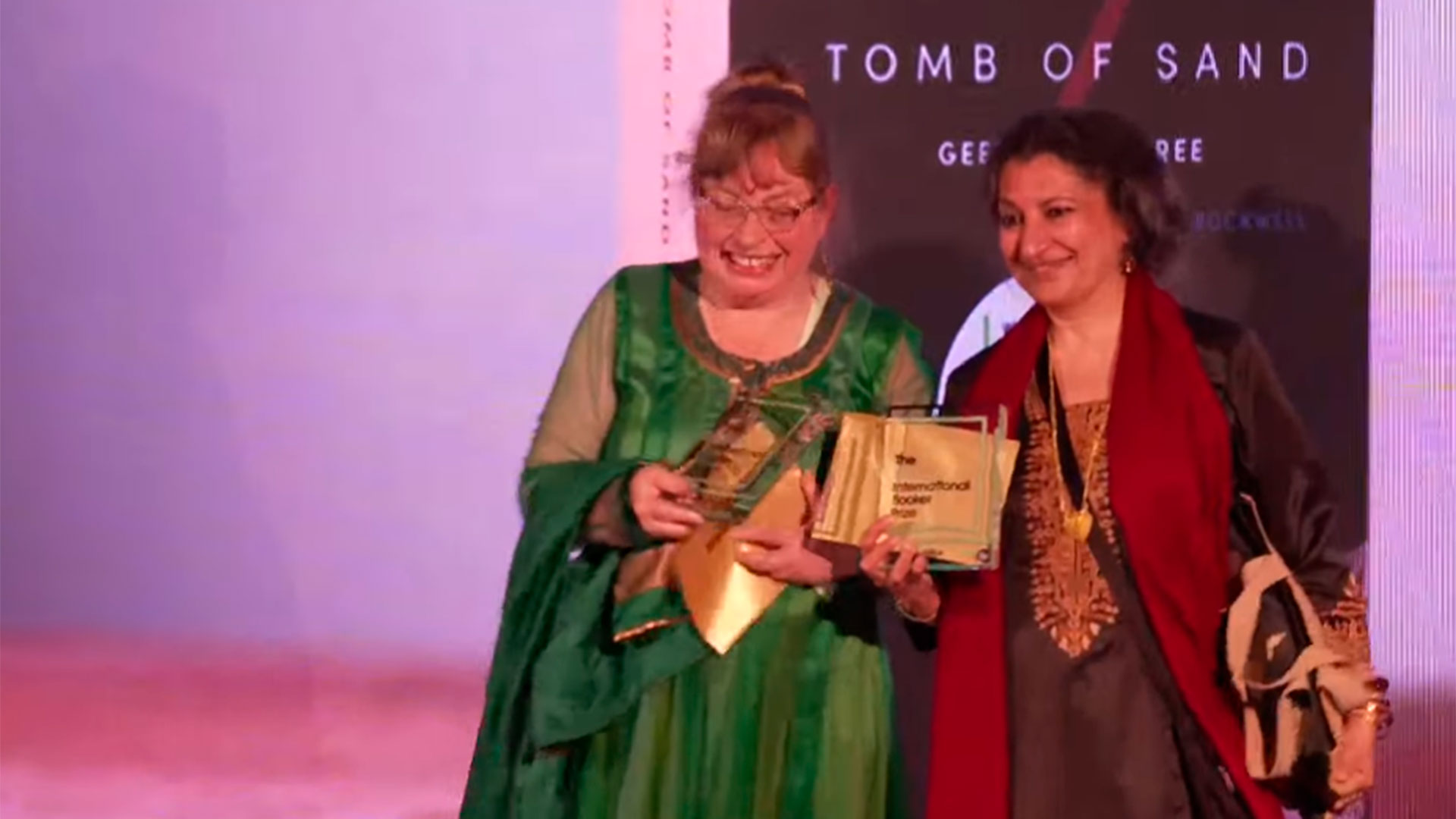 La traductora Daisy Rockwell y la novelista Geetanjali Shree, ambas ganadoras