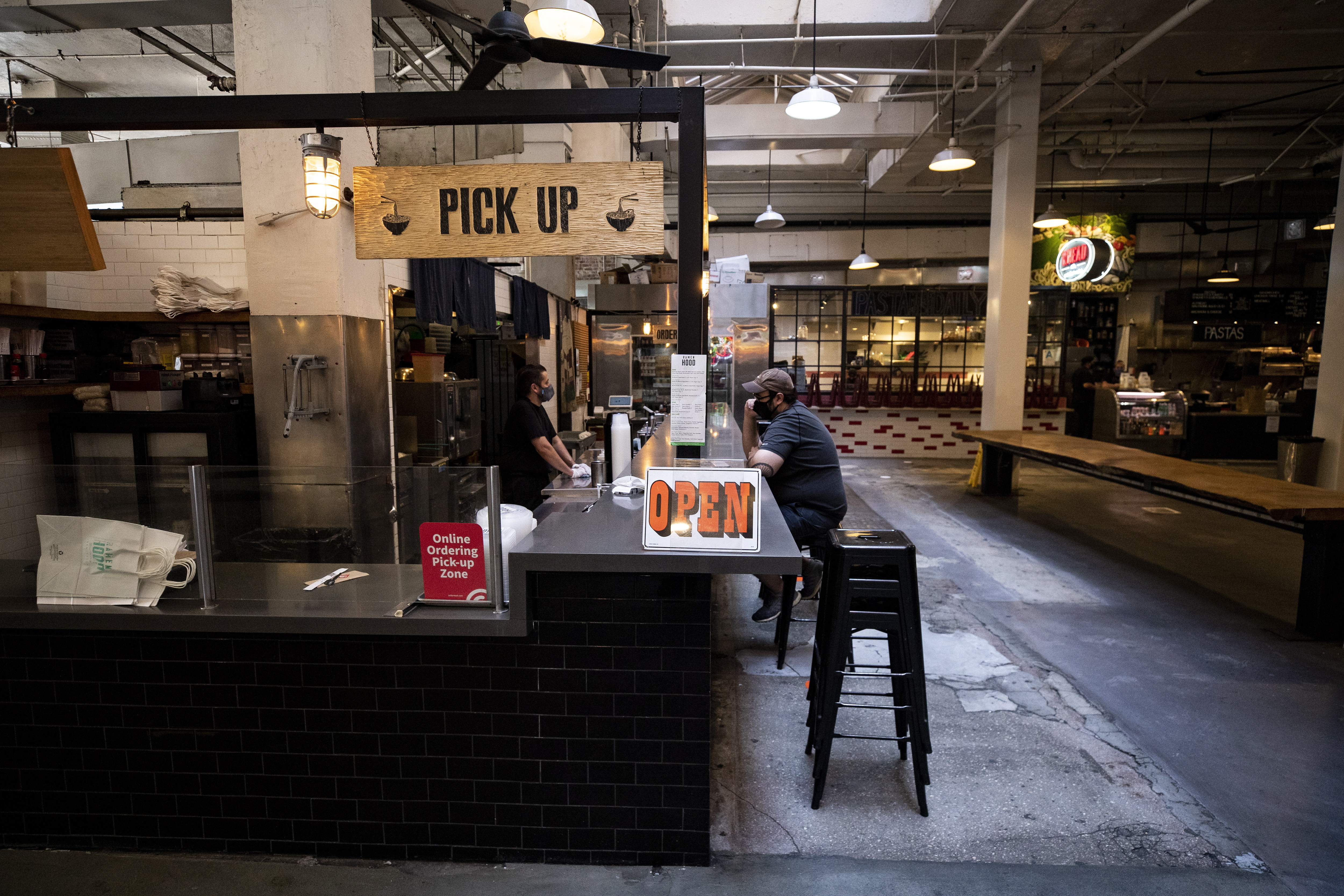En la imagen, un cliente es atendido en un restaurante de Grand Central Market, en Los Ángeles. EFE/Etienne Laurent/Archivo