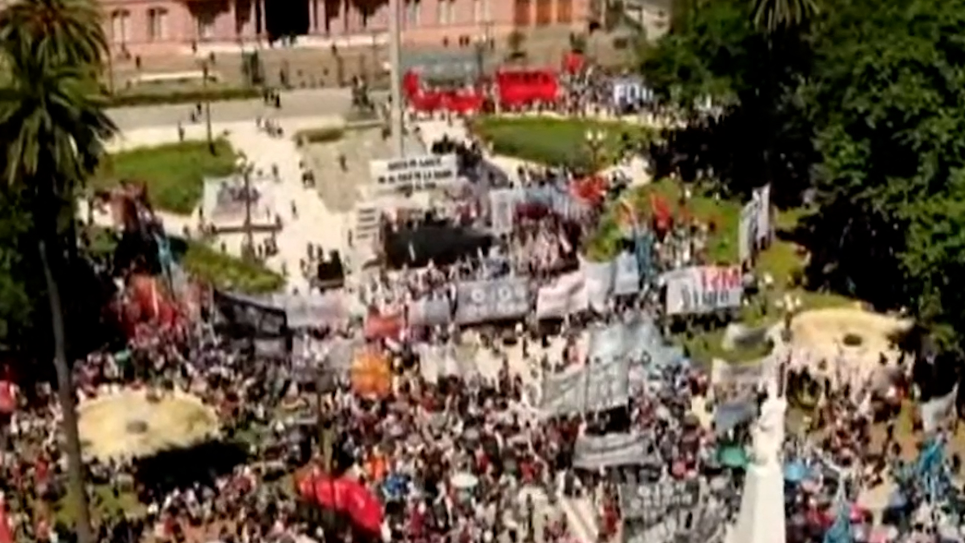 Una manifestación del Polo Obrero en Plaza de Mayo. Eduardo Belliboni rechaza el concepto de "Salario Básico Universal" y enfatiza la creación de empleo