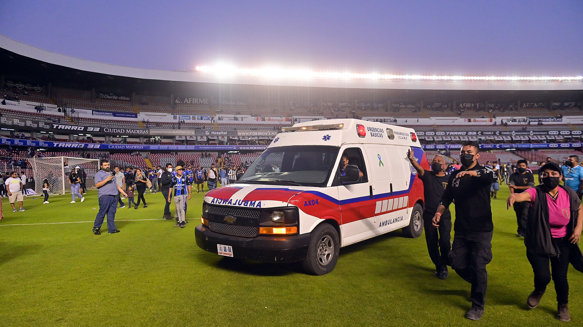 Una ambulancia entró a la cancha después de que Aficionados del Querétaro y del Atlas originaron un conato de pelea durante un juego de la jornada 9 del Torneo Clausura 2022 de la Liga MX (Foto: EFE/Sebastián Laureano Miranda)
